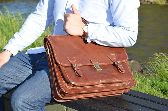 Elegant Italian leather briefcase, handmade in Florence with refined design, impeccable craftsmanship and high-quality materials. Click link in bio to visit us

#italianstyle #leatherbriefcase #luxurybag #classic #leatherwork #briefcase #businessbag 