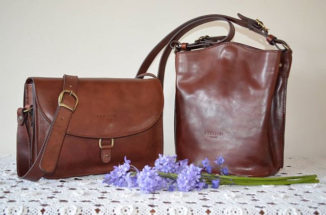 Chellini Firenze handbags in mahogany leather. Elegance, exquisite craftsmanship and the unmistakable Italian style. Click link in bio to visit our store. 
#italianstyle #luxury #luxurybag #classic #leatherwork #bucketbag #crossbodybag #leatherlovers