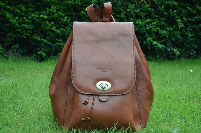 Large unisex backpack by Chellini Firenze, the perfect travel piece. Click link in bio to visit our shop.

#luxury #rucksack #backpack #leatherwork #craftsmanship #handmade #vegtanned #madeinitaly #fineleathergoods #designer #italianhandbags #firenze