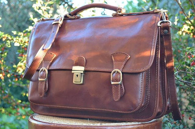 Our Italian briefcase is functional, versatile and elegant. You can carry different ways: throw it over your shoulder or wear it as a back-bag. Click link in bio to visit our shop.

#briefcase #mensbag #businessbag #leatherwork #craftsmanship #handma