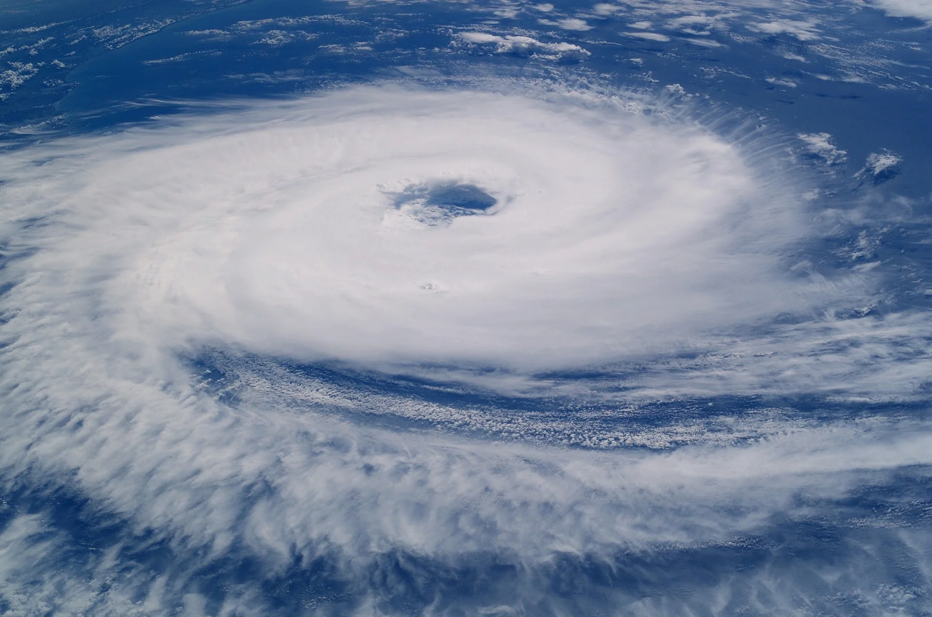 hurricane-923808_1920.jpg