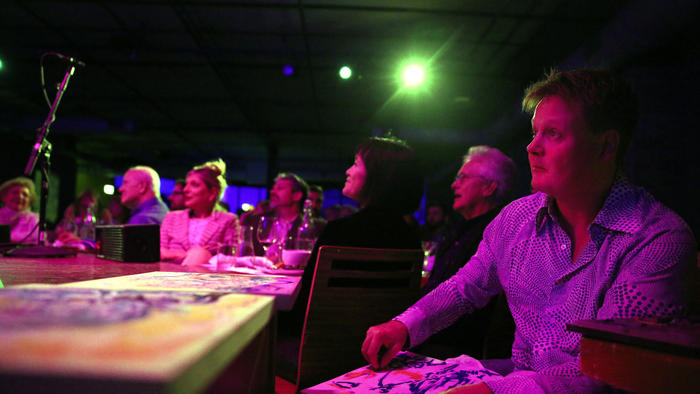 Chicago artist Lewis Achenbach (cq) draws Herb Alpert and Lani Hall during a performance by the duo at City Winery in Chicago on Thursday, October 1, 2015. (Chris Sweda/Chicago Tribune)