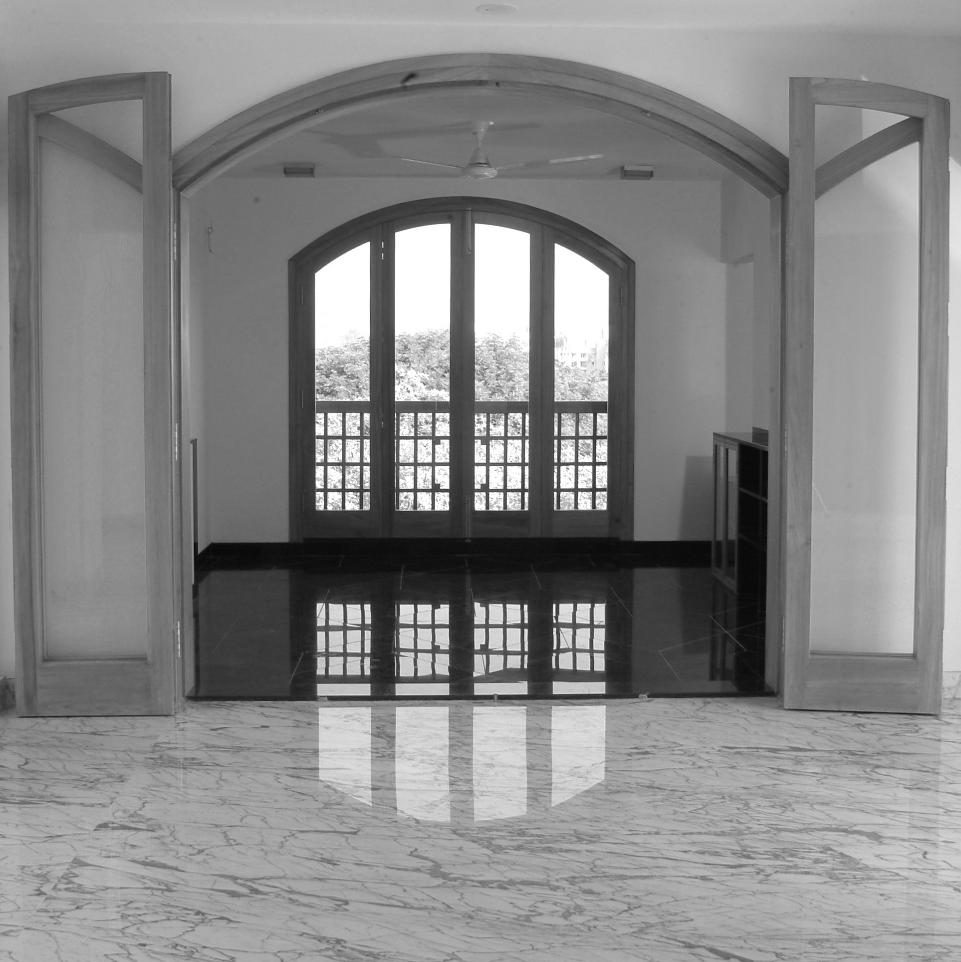View from the entrance into the enclosed core. Blick vom Eingang in den Innenraum.
