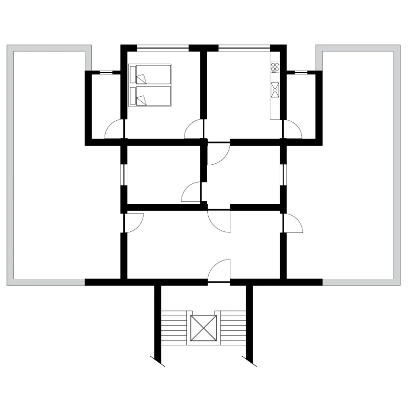Plan before renovation. The two terraces are separated by fragmented interior spaces. Grundriss vor der Renovierung: Die zwei Terrassen sind von fragmentierten Räumen getrennt.