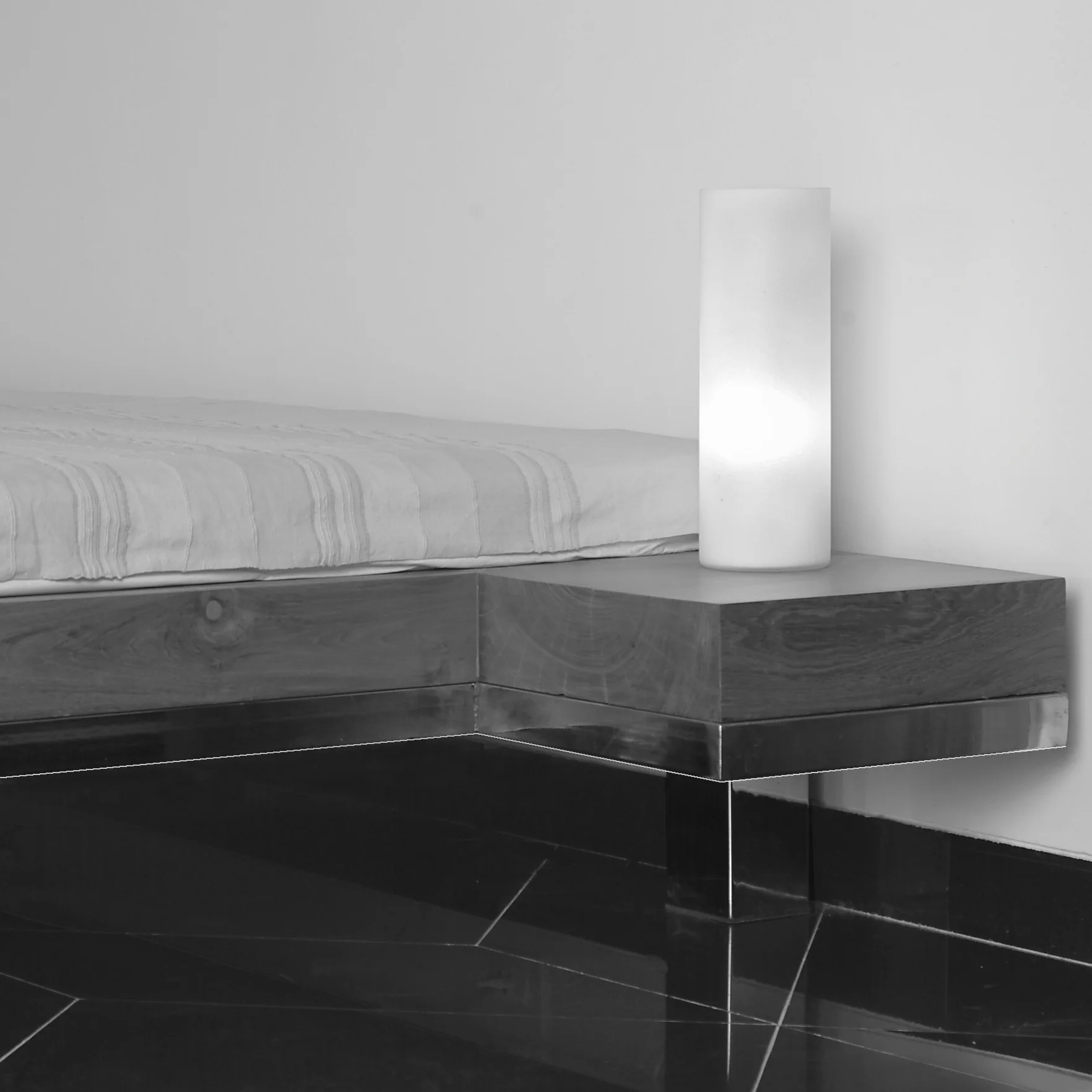 Platform bed in reclaimed teak wood and polished stainless steel. Bett aus gebrauchtem Teakholz und poliertem, rostfreiem Stahl.