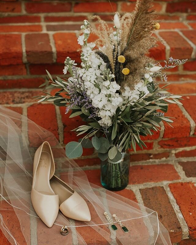 The prettiest of details ✨ ⠀
⠀
Wedded day tip to all the bride&rsquo;s-to-be our there&mdash;have all your detail items set aside in a bag ahead of time! (Shoes, jewelry/rings, invitations, flowers, veil, etc). That way, when your photographer arrive