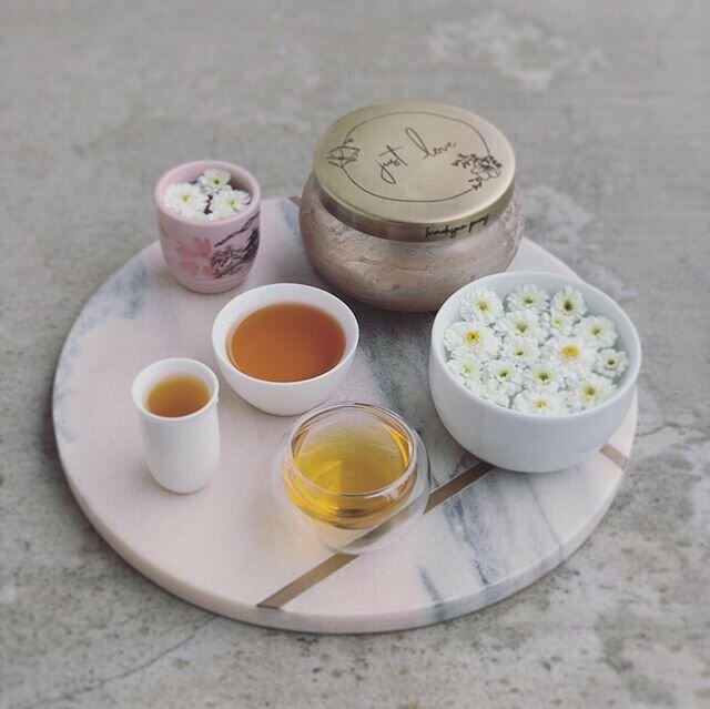 It&rsquo;s unusually rainy here in Laguna Beach 💦 but we&rsquo;re all safe at home &amp; dry 🎀 making a cup of tea gives me time to take a step back and breathe 🌼 I enjoyed putting together this tea set up today ✨ chamomile promotes relaxation, su