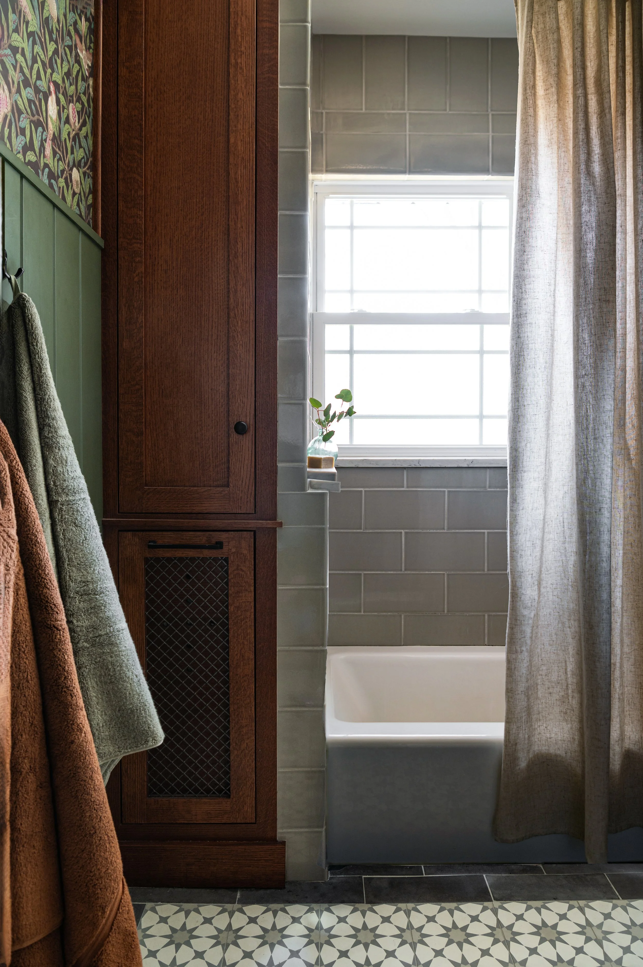 molly-quinn-design-classic-bath-river-forest