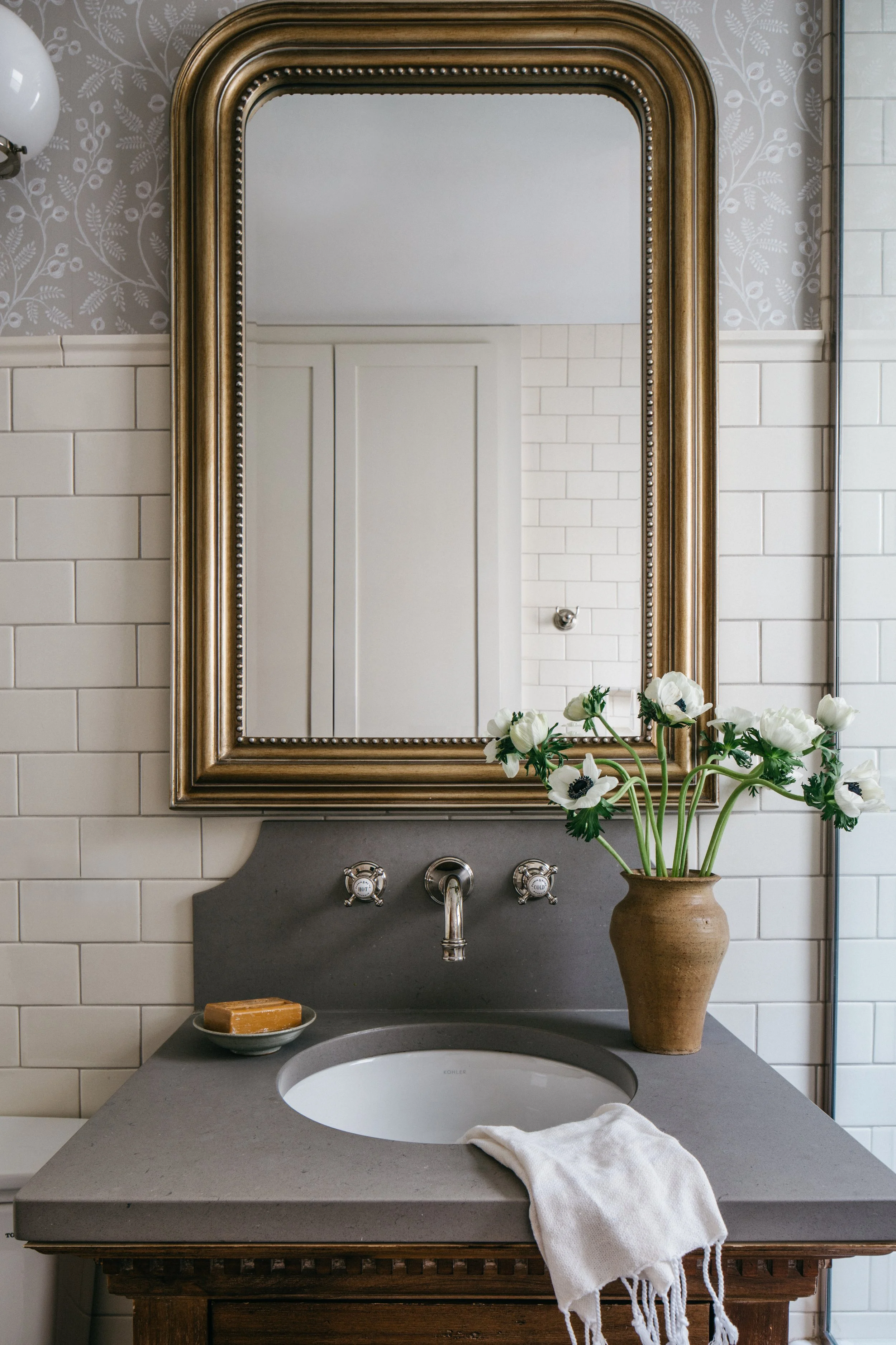 molly-quinn-design-traditional-powder-room-oak-park