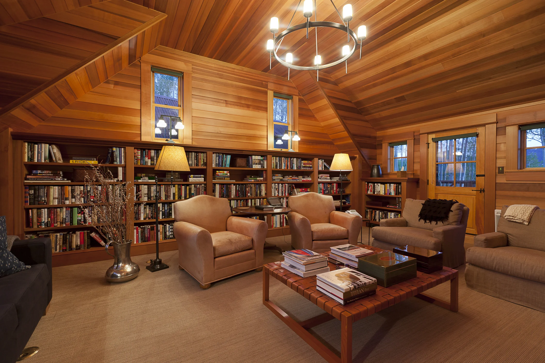 Дизайн библиотеки в частном доме на чердаке