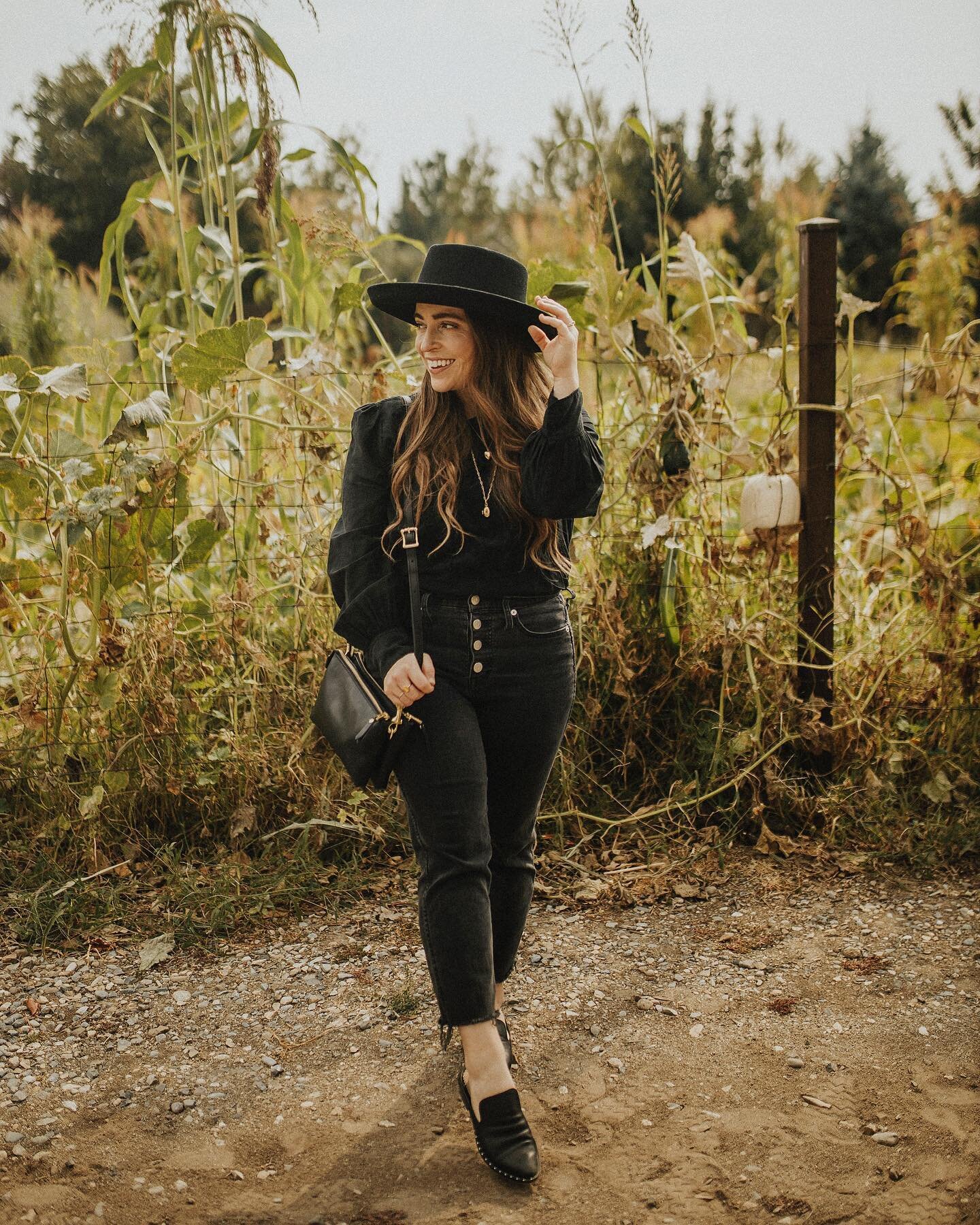 I had no idea it had been over a year since I&rsquo;ve shared a dedicated outfit blog post! 😱 How did that even happen?! Today I&rsquo;m fixing that with my first (of at least a few) Fall look on the blog! 🍂 I&rsquo;ve been wearing this outfit on r