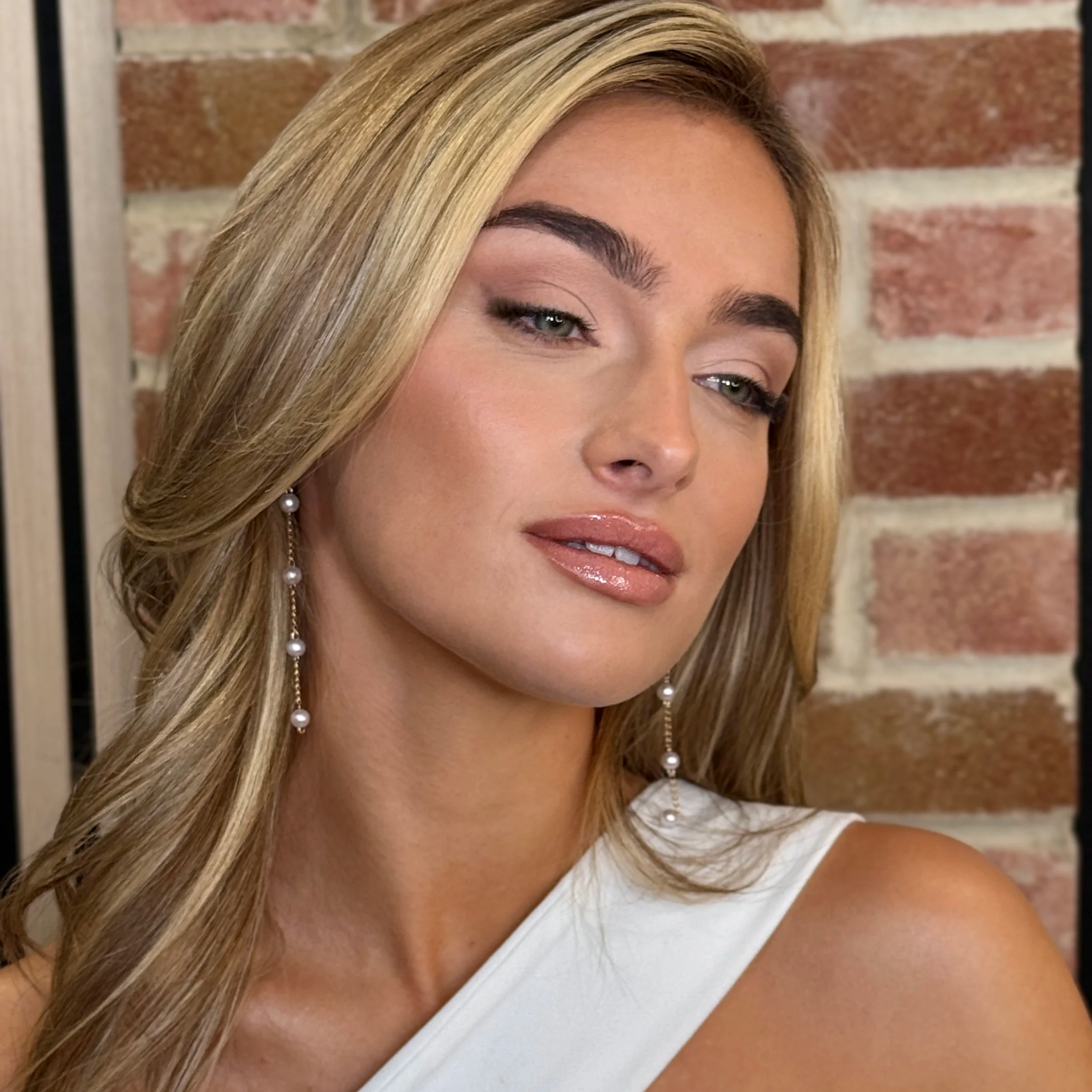 Professional bridal makeup in Berkshire by KMS Brows & Beauty. Soft natural glam bridal look with flawless skin, elegant eye makeup and long-lasting wedding makeup.
