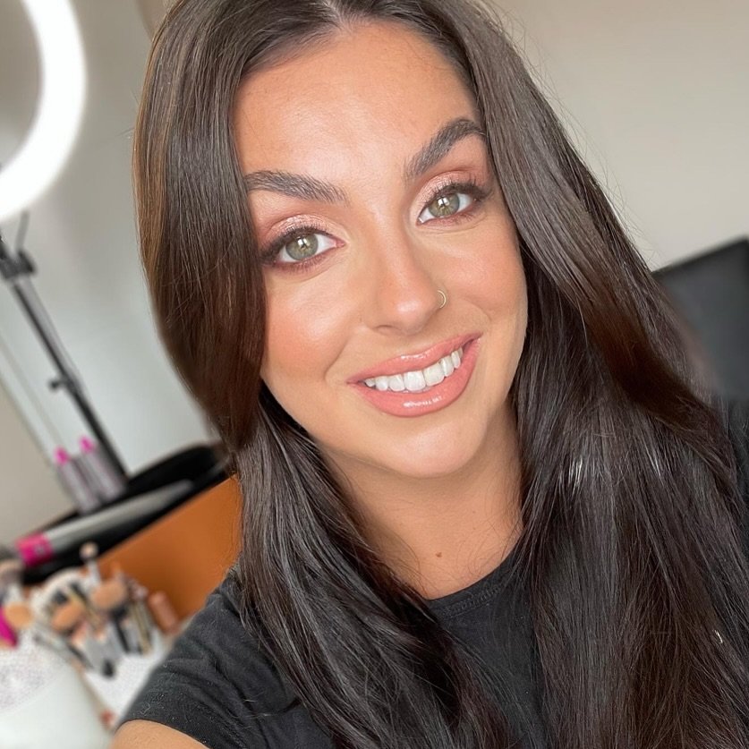 Happy Saturday everyone!! 

Save this look for your weekend inspo 📲 

Product detail: 
@charlottetilbury beautiful skin foundation 
@nyxcosmetics_uk brow pencil - expresso &amp; control freak 
@charlottetilbury eyes to mesmorise -rose gold 
@maccosm