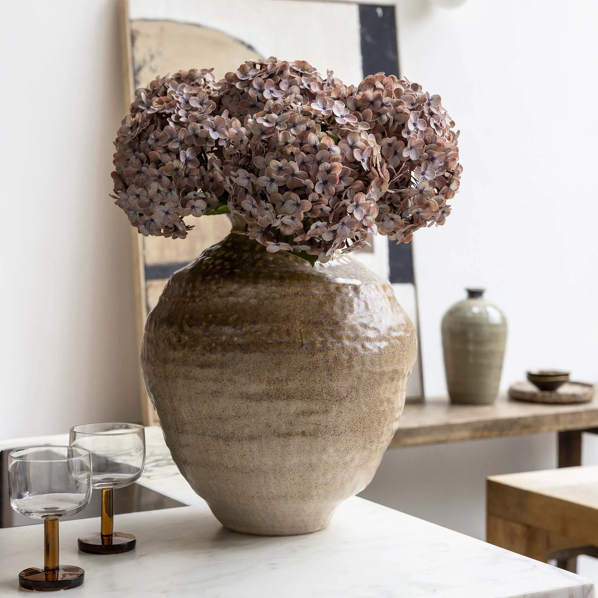 (9) SS26_27.11.26-ellwood-ceramic-vase-medium-abigail-ahern-1_3f2c3713-946d-4ccd-ae89-61d98989ca7c.jpg