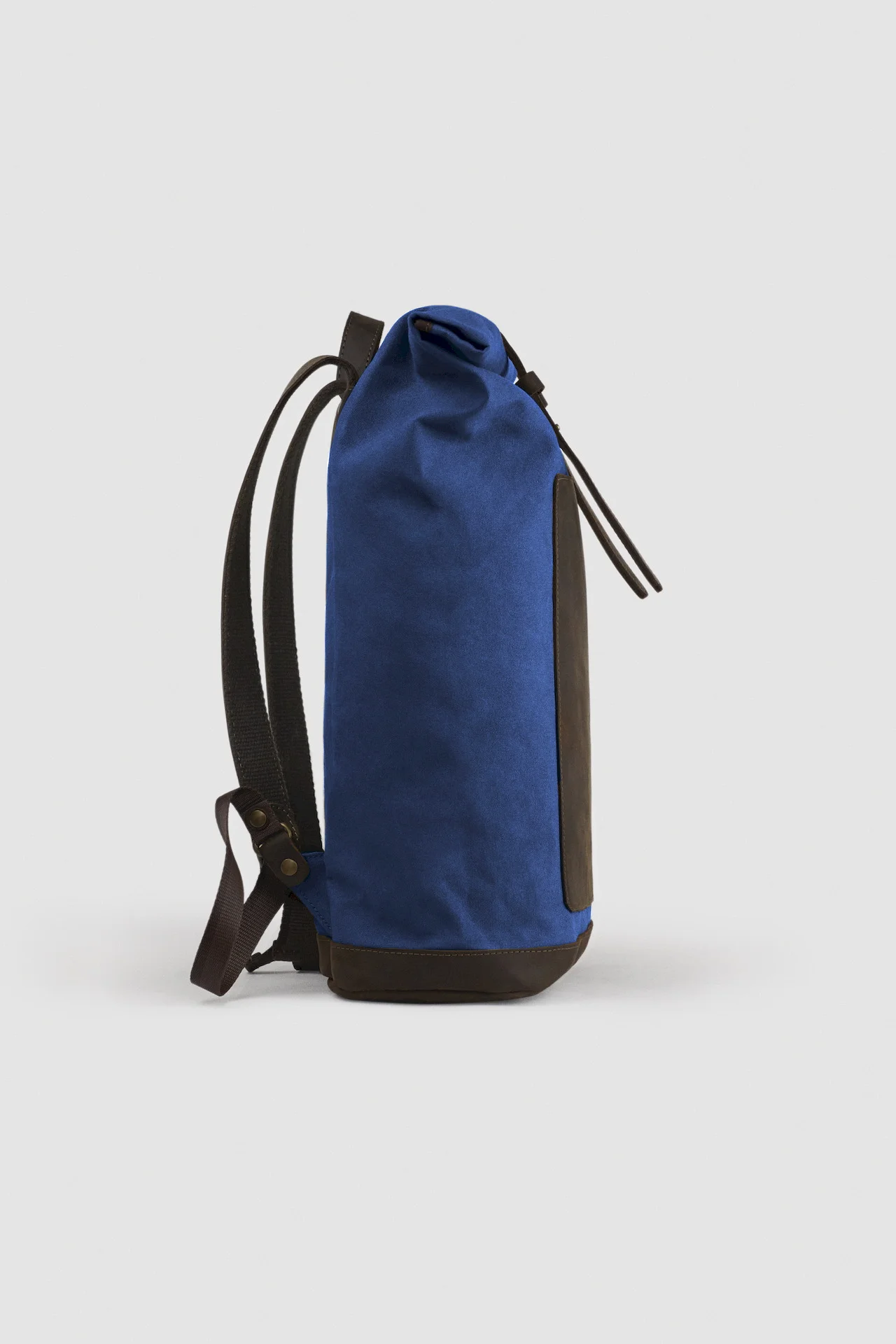 DS_Studio_May19_WLDGrnBrn_0058_BLUE_DarkBrown_RedZip_web_1080.jpg