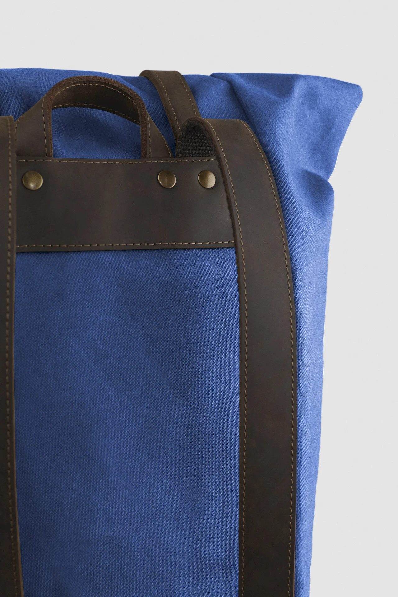 DS_Studio_May19_WLDGrnBrn_0074_BLUE_DarkBrown_RedZip_web_1080.jpg