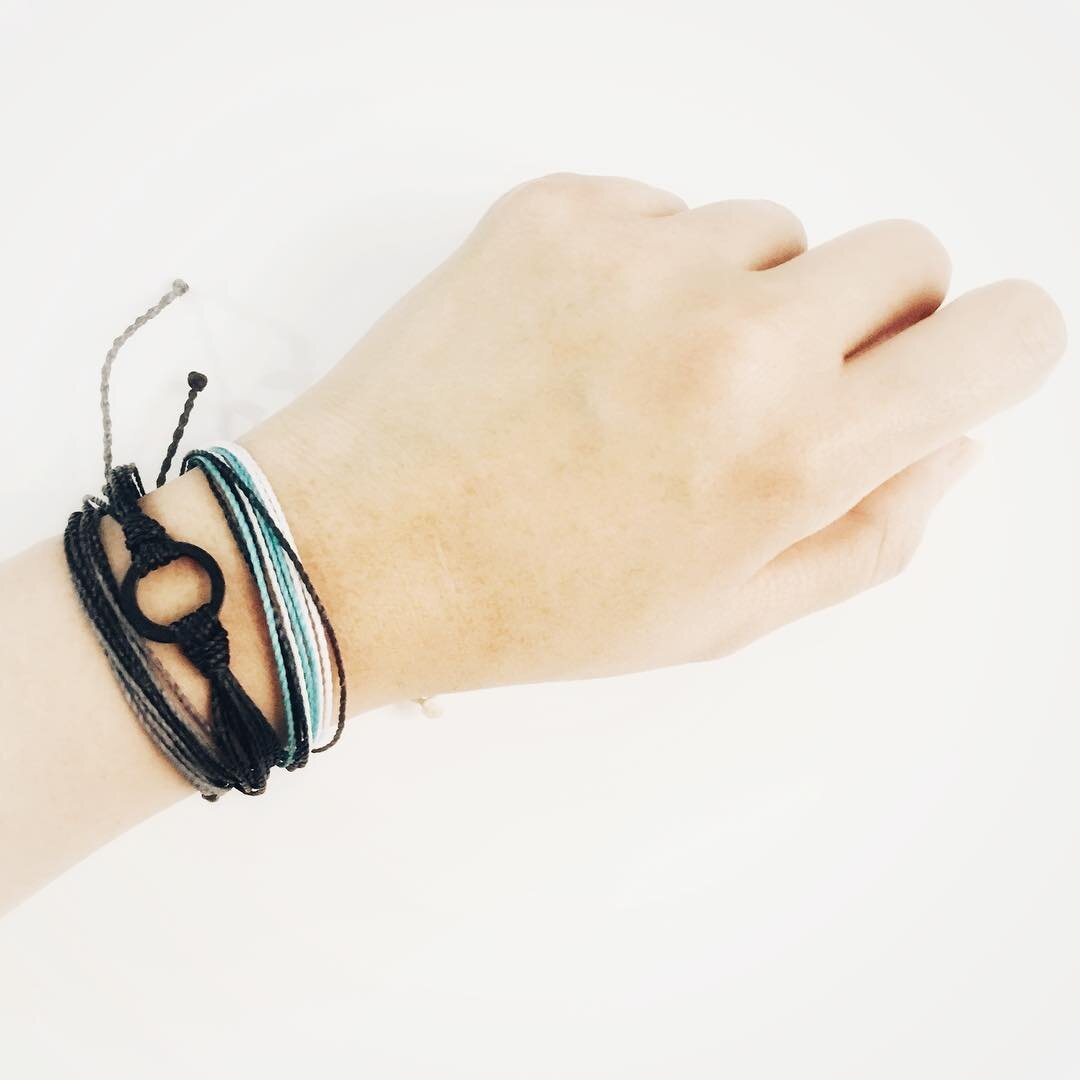 Just got my waterproof Pura Vida bracelets this afternoon and can&rsquo;t stop swooning! They&rsquo;re stylish and will definitely go with me on my trips. Easy to mix and match, too! I got the black circle, midnight thunder (black,gray+purple streaks