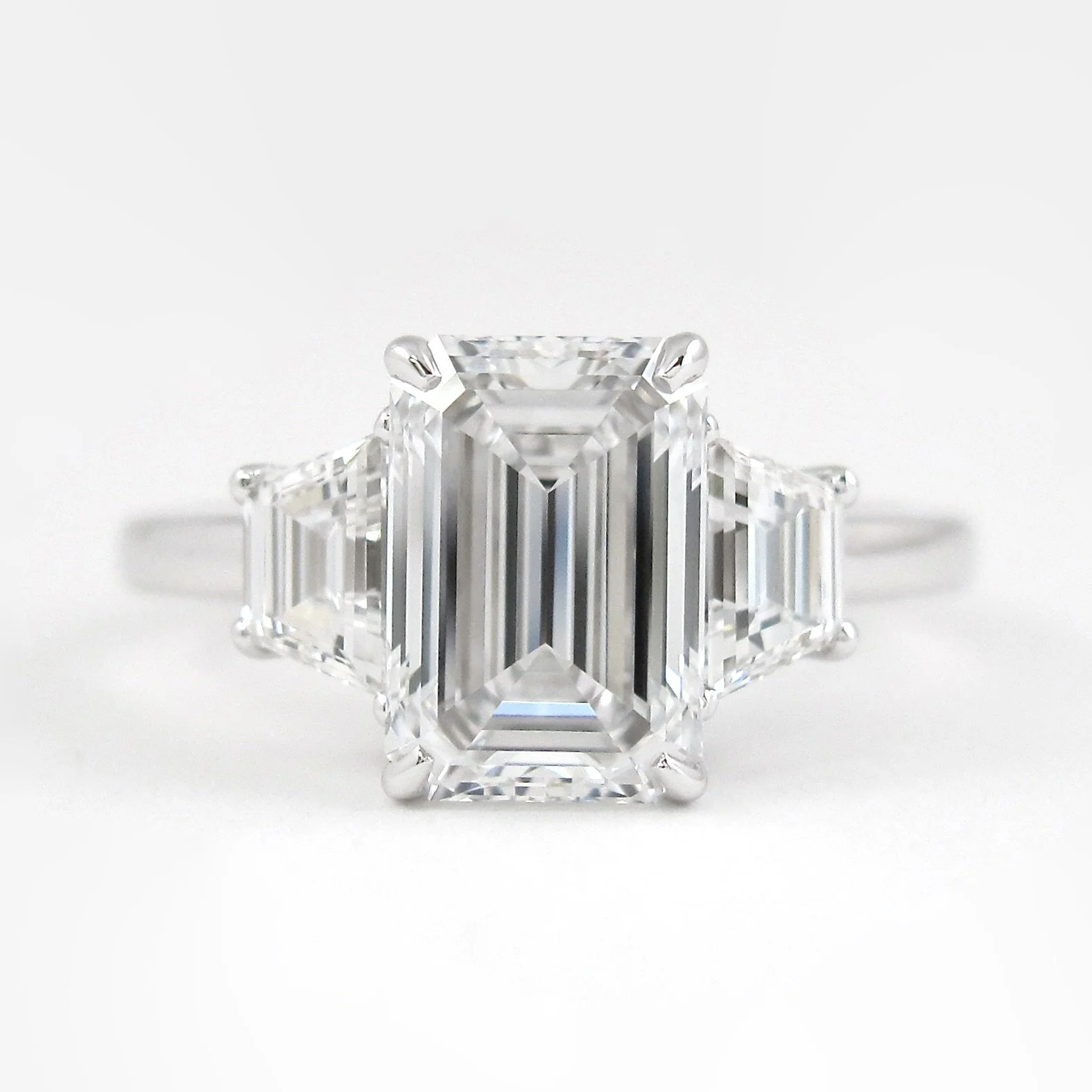 3-Stone Tapered Trapezoid Setting (Emerald)