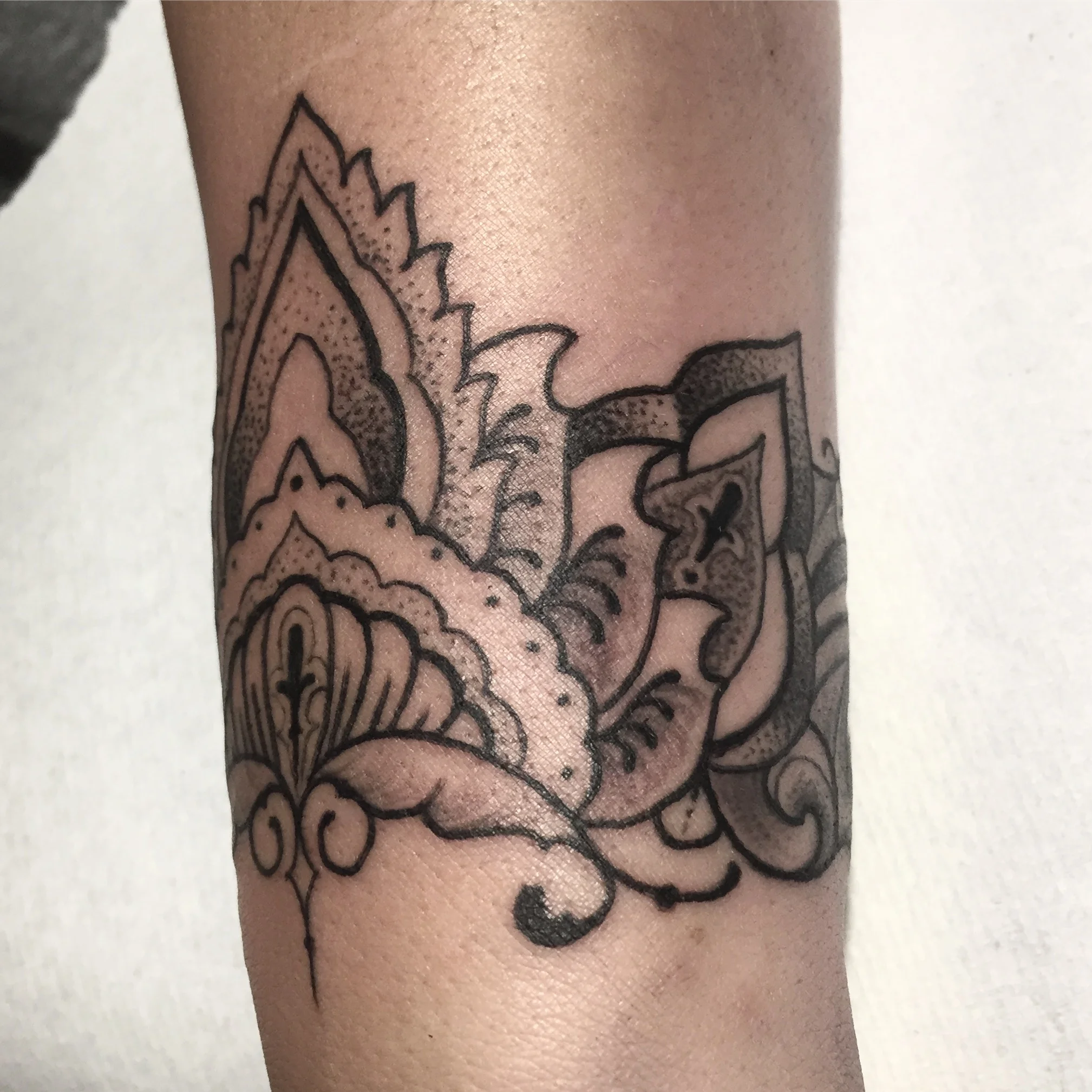  Ornate stippled dotwork band 