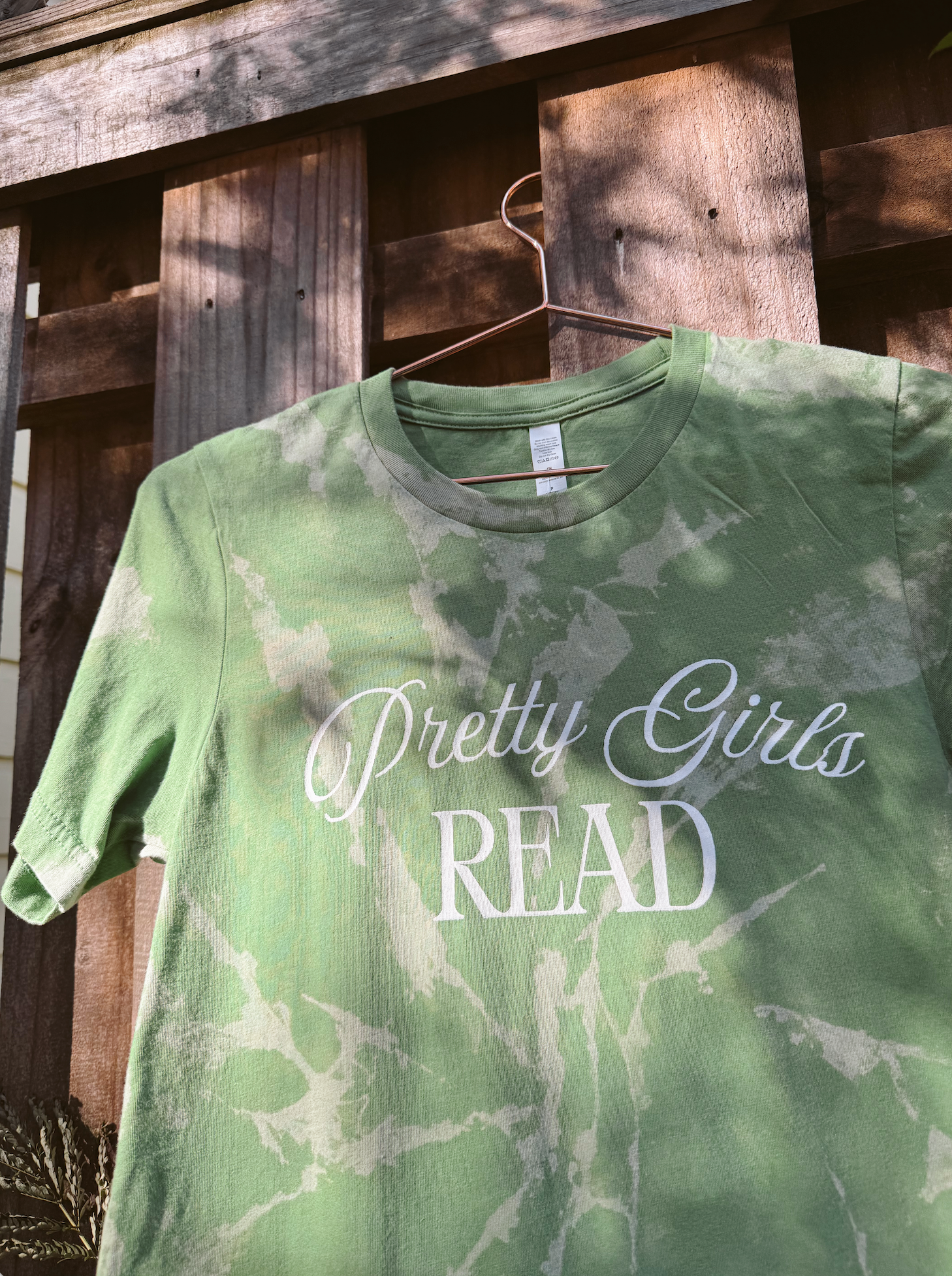 PRETTY GIRLS READ TEE (PALMS)