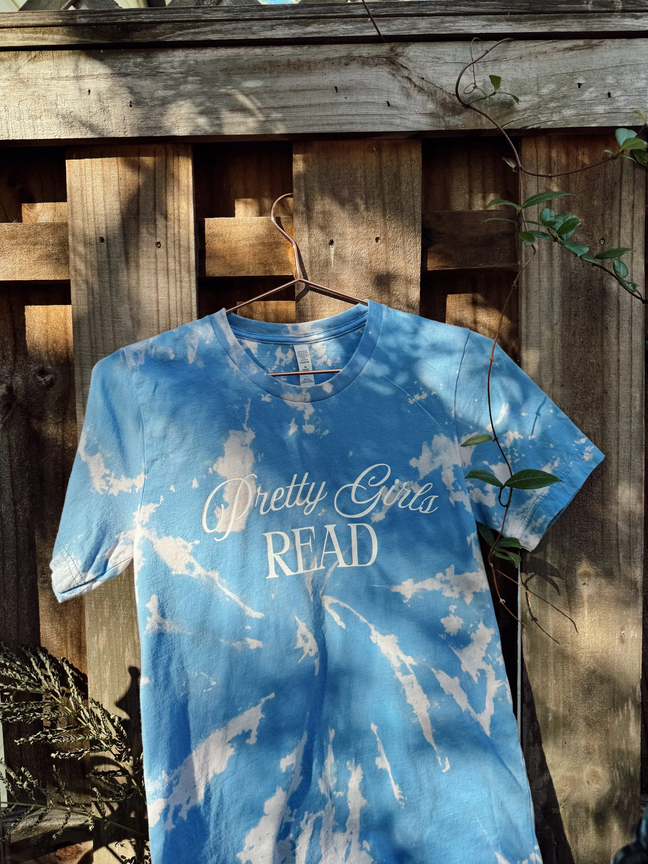 PRETTY GIRLS READ TEE (CLOUD)