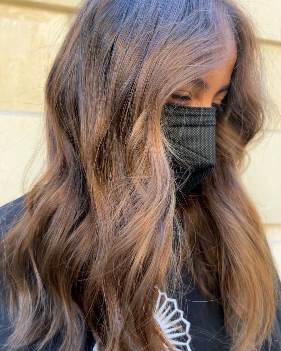 Happy September! We are sipping on PSL this morning and dreaming of all the beautiful brunettes of the fall! Have you started to think about your fall hair yet? 🎃🍁
Color by @madijameshair