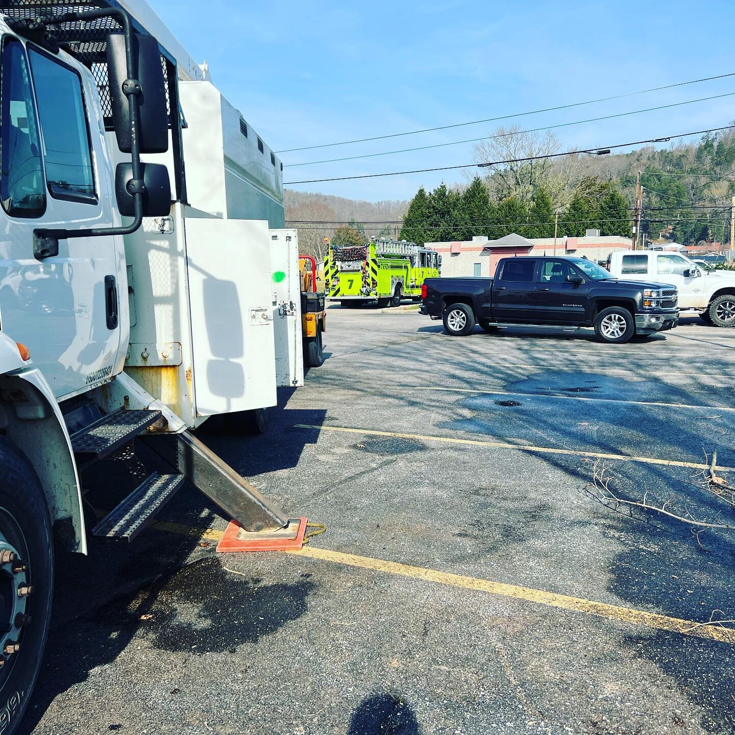 Got the privilege to help out Putnam County Emergency services today on a structure fire 🔥 that jumped over to two maple 🍁 trees. These guys are awesome and they really embody community. #winfield #eleanorwv #townofeleanorwv #putnamcounty #westvirg