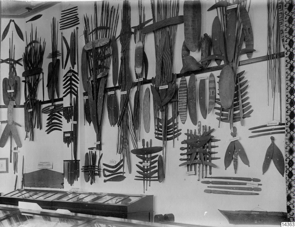 Världskulturmuseet item 014363 ' Samlingar i något museum eller dylikt. Bild från slutet av 1800-talet eller möjligen början av 1900-talet. I givarens ägo sedan 1902.'- http://collections.smvk.se/carlotta-vkm/web/object/1893087 .