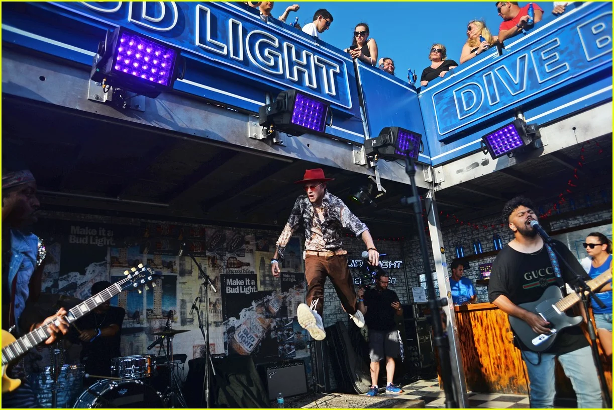 sam-hunt-dashboard-confessional-lil-jon-harry-hudson-bud-light-festival-july-2018-31.jpg
