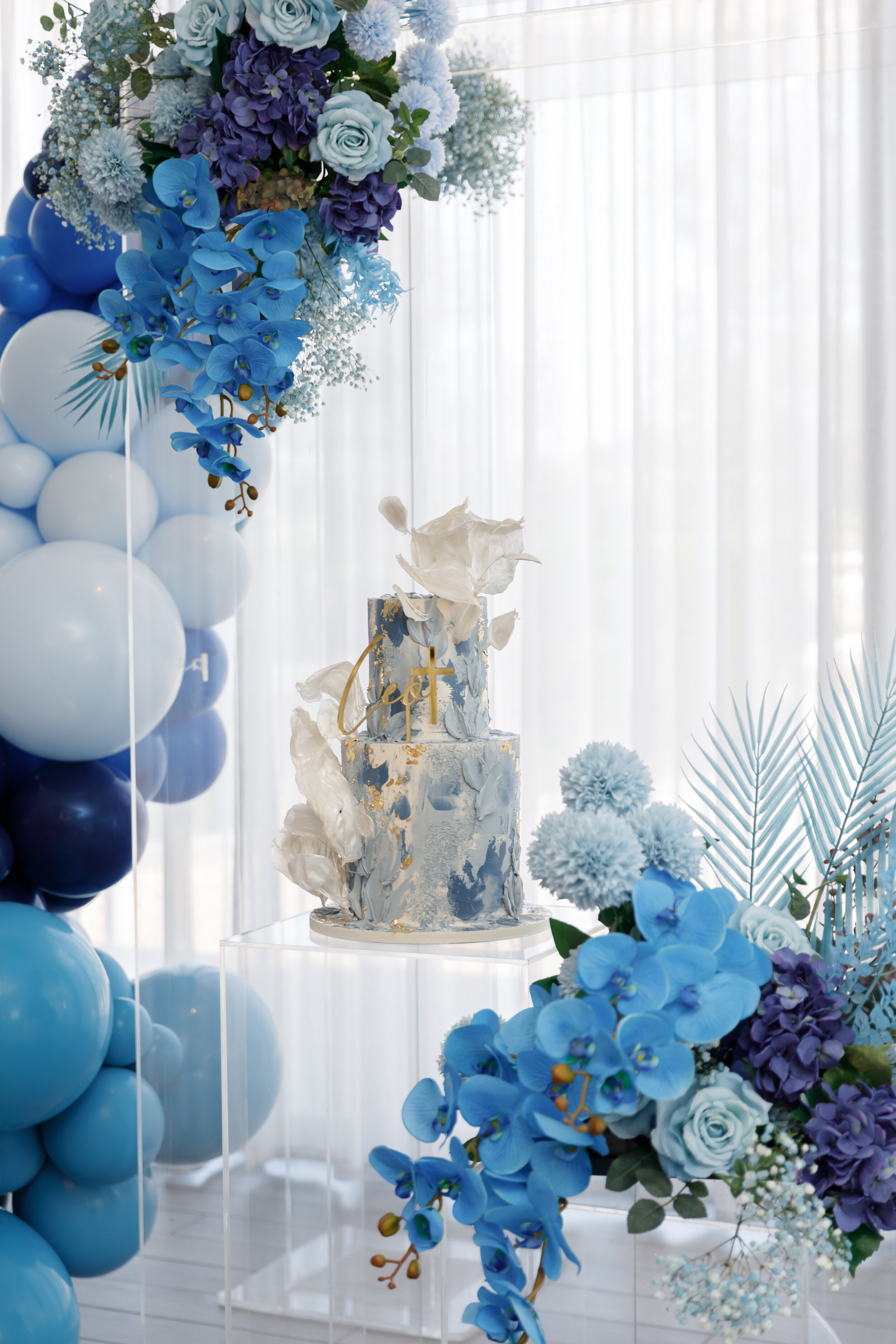 Blue Event flowers and cake table decoratations