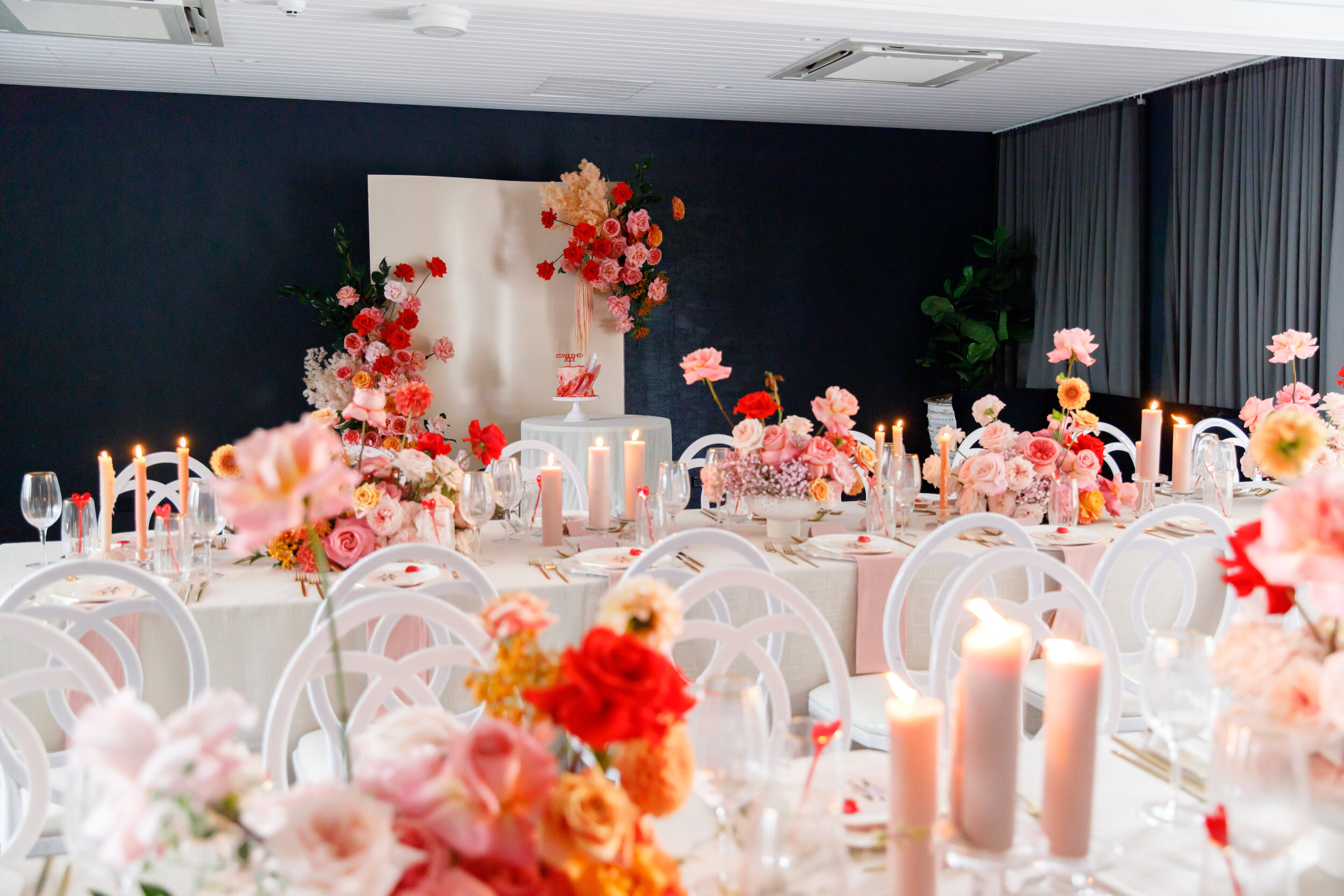 Table flowers Sydney in Cherry bold Nina red and peach coral charm tones flowers 