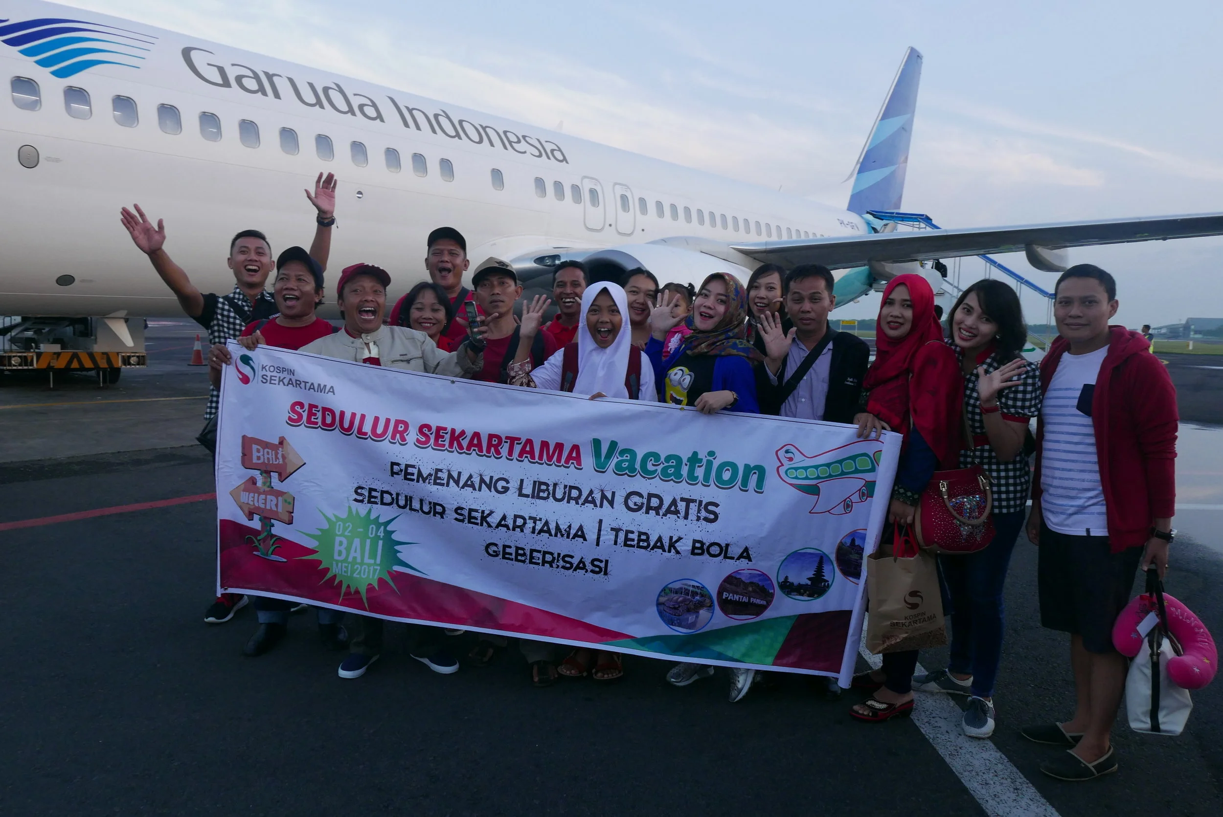 Peserta Liburan Gratis ke Bali berfoto bersama, sesaat sebelum lepas landas menuju pulau Dewata Bali, di bandara Ahmad Yani - Semarang 2 Mai 2017 (dok.istimewa)