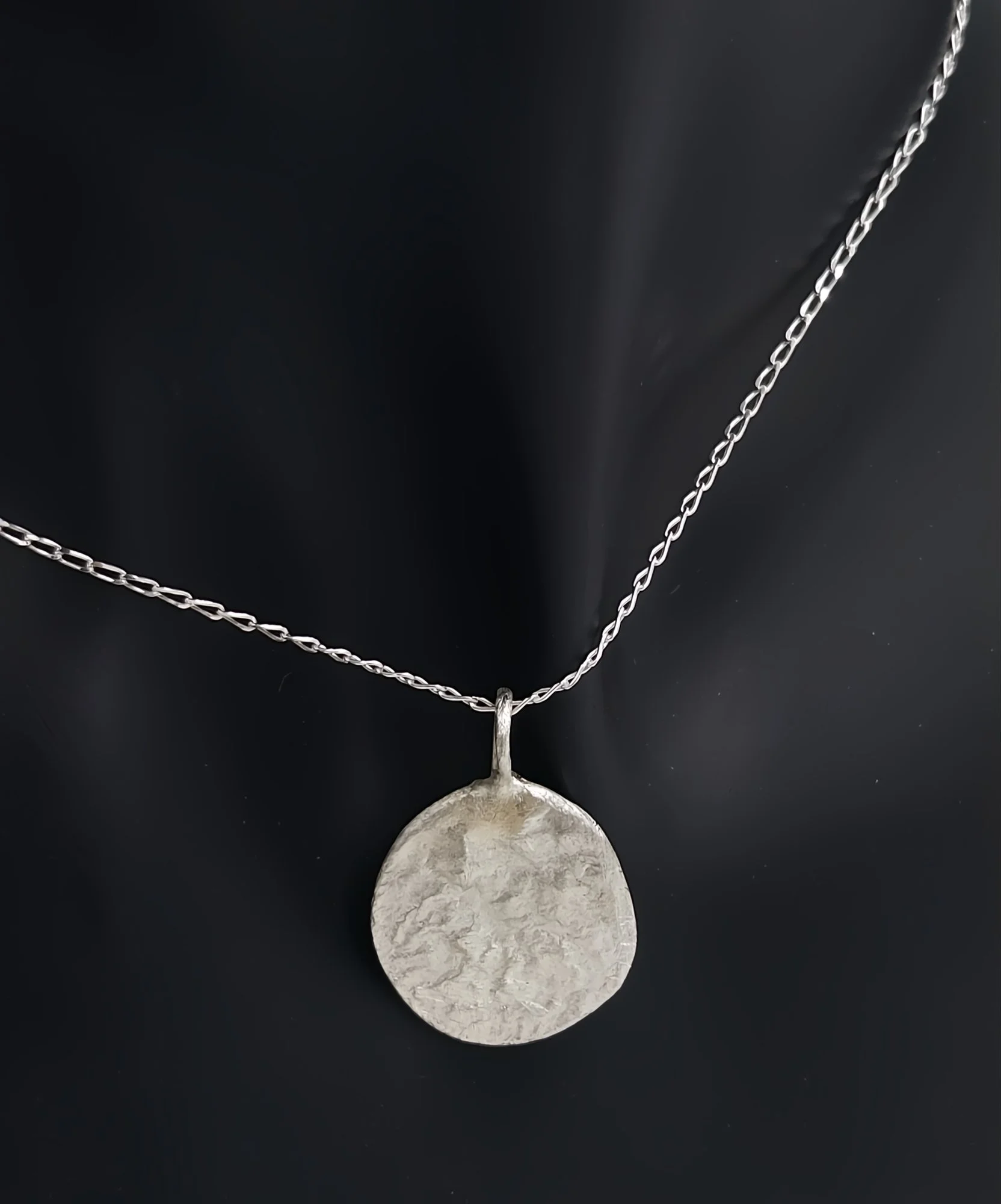 ovaltexturependant11.jpg