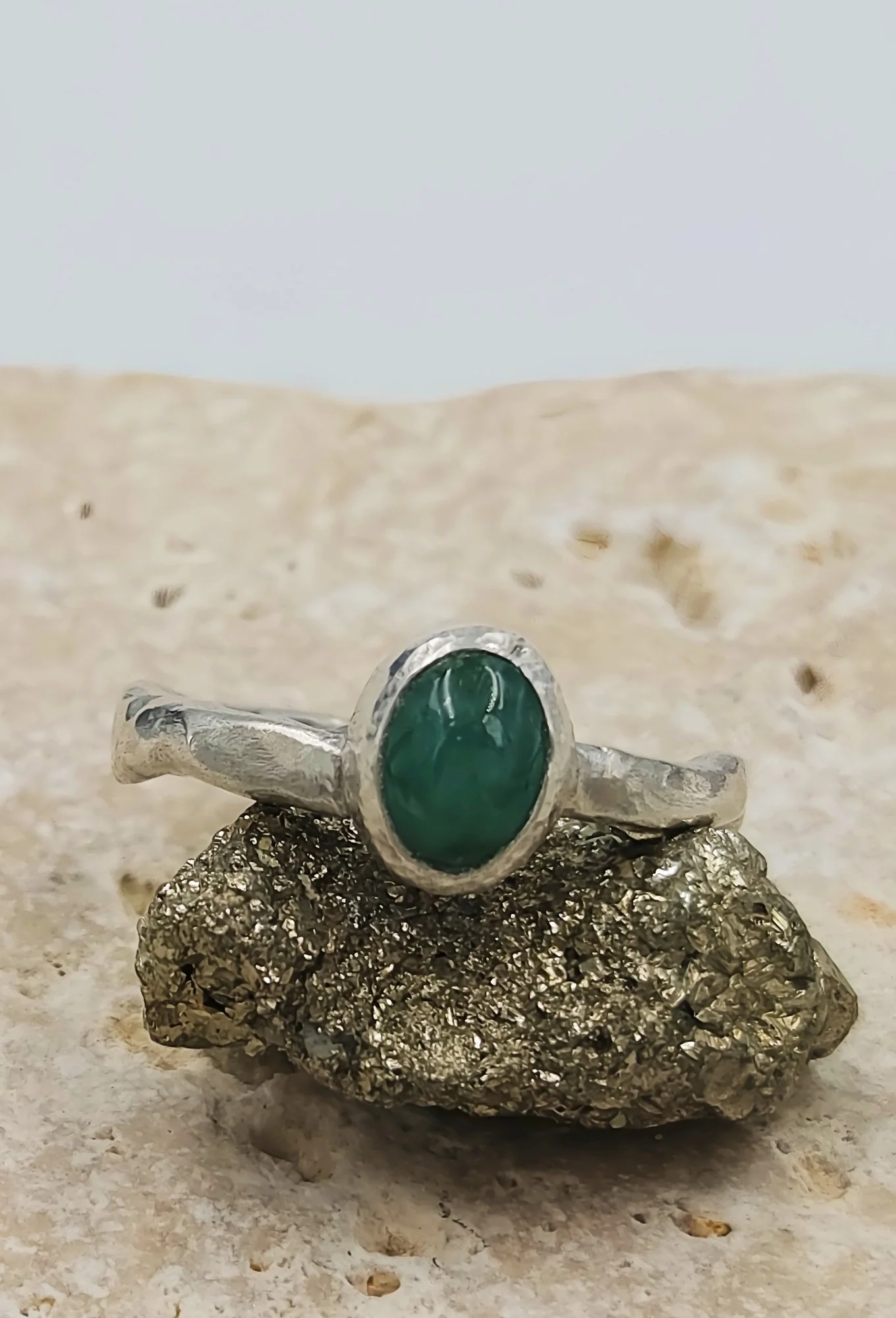 emeraldcabochonring4.jpg