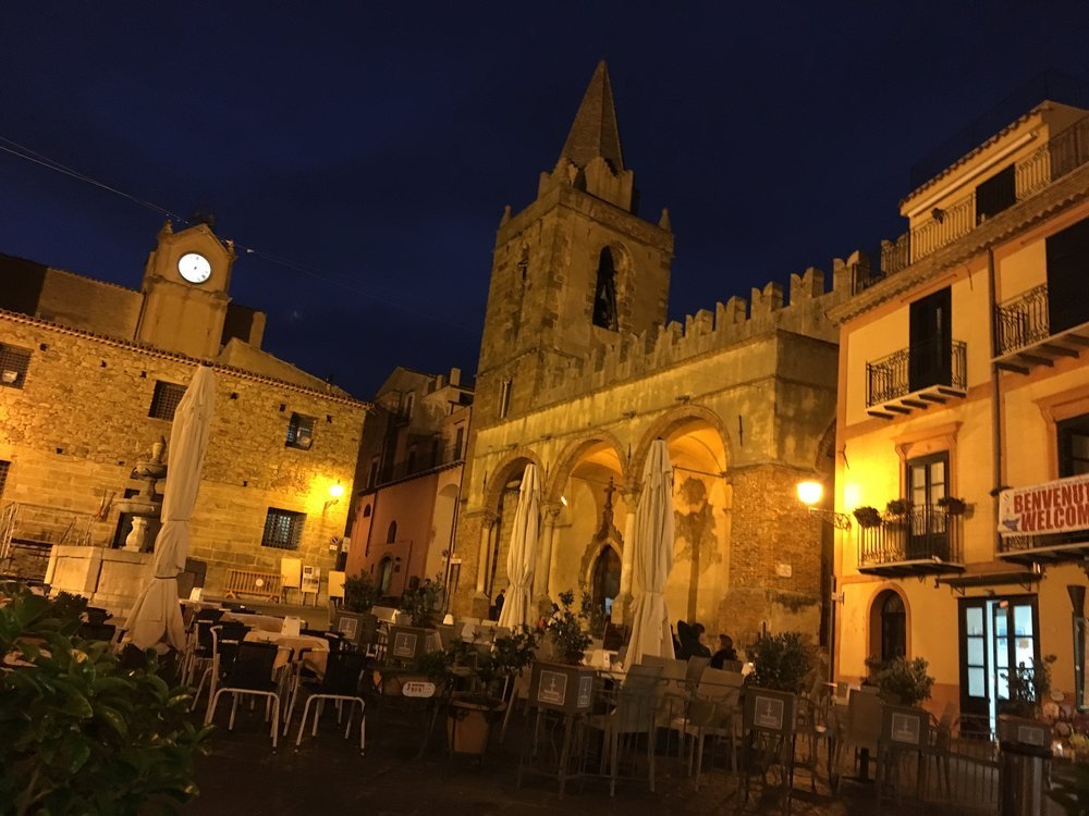 Cefalu bei Nacht.jpg