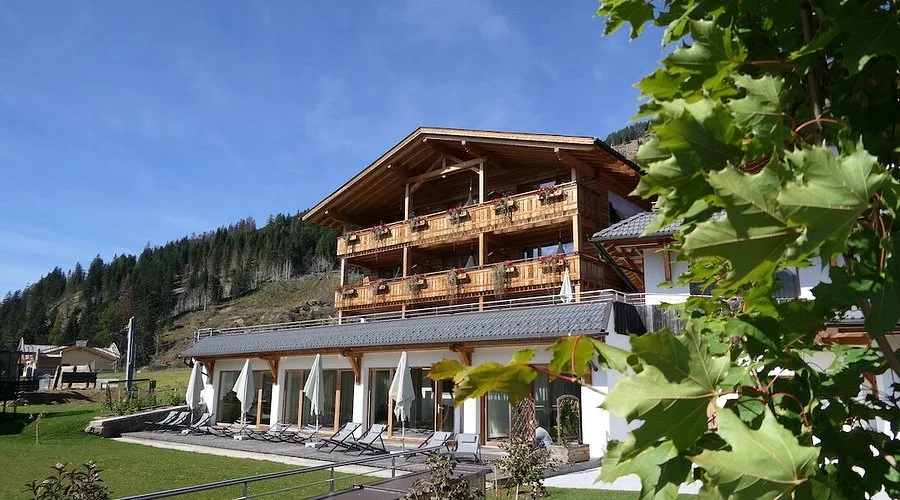 Tillga Glück Außenansicht des Hotels.jpg