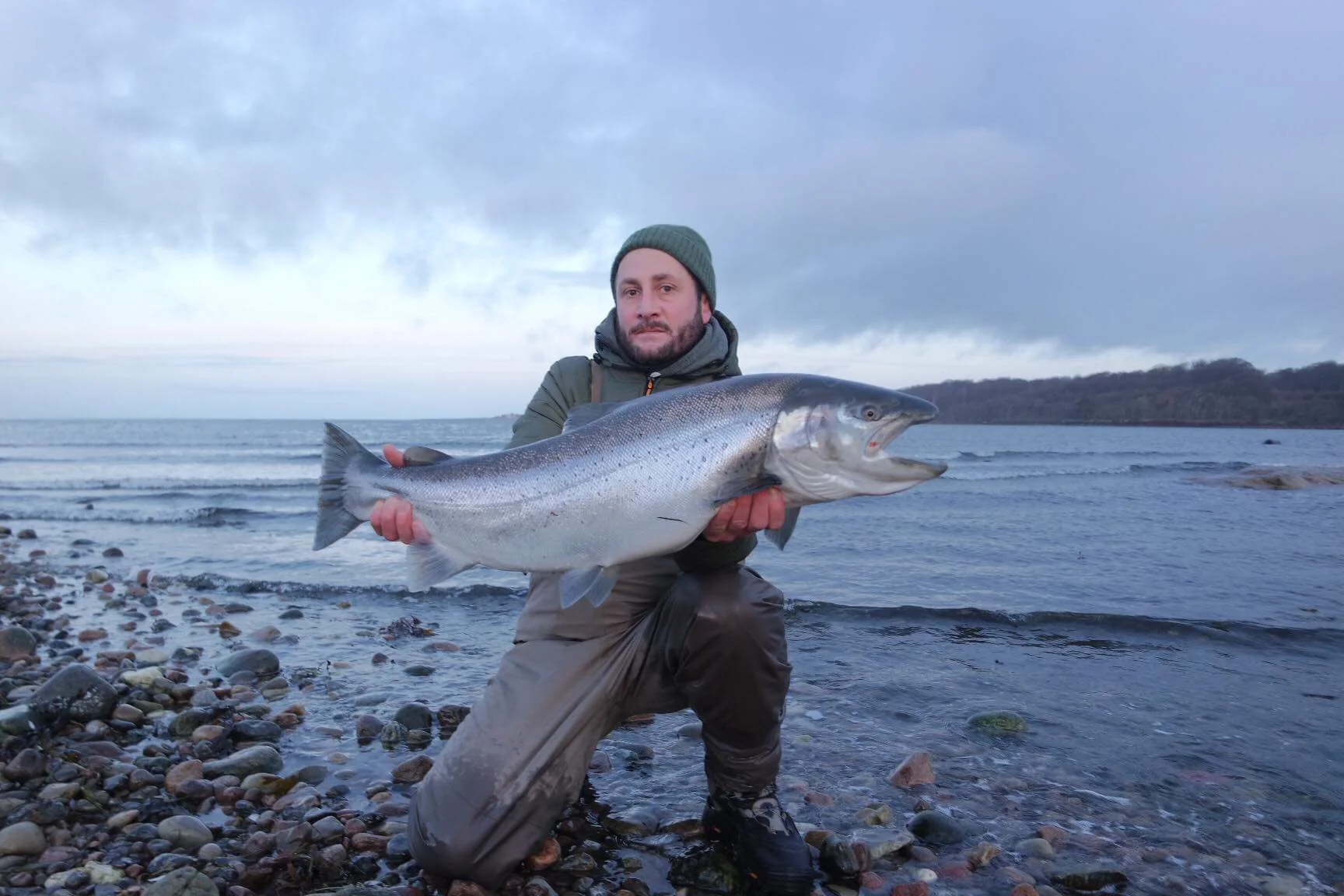 En chockad fångstman med sitt livs fisk!