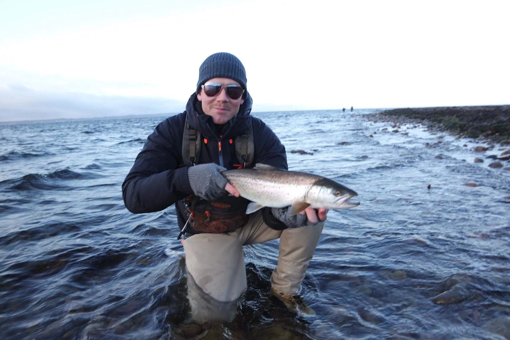 Jonas med en "liten" 55+ fisk som får simma tillbaka.