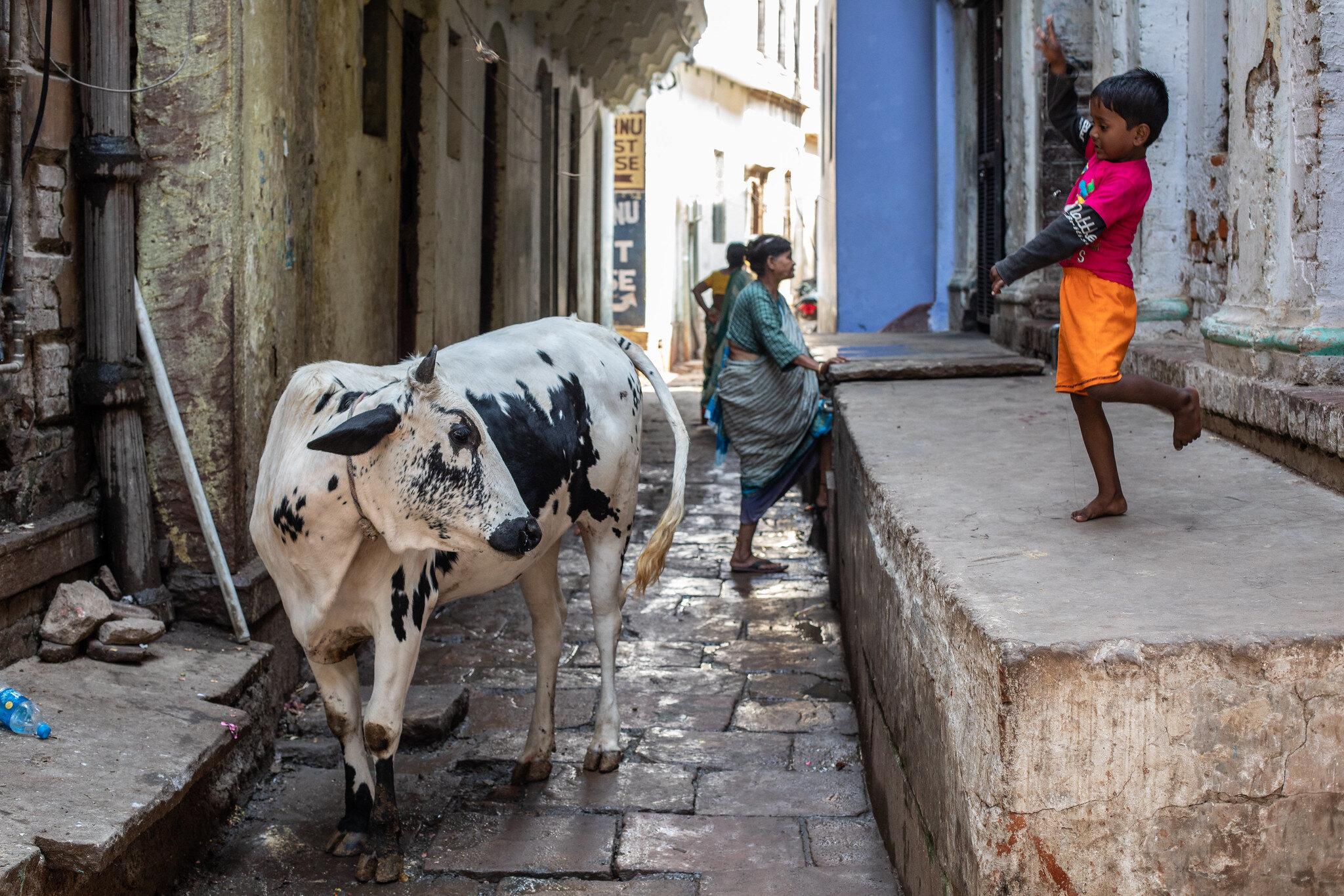 Street photography in Varanasi by Geraint Rowland.