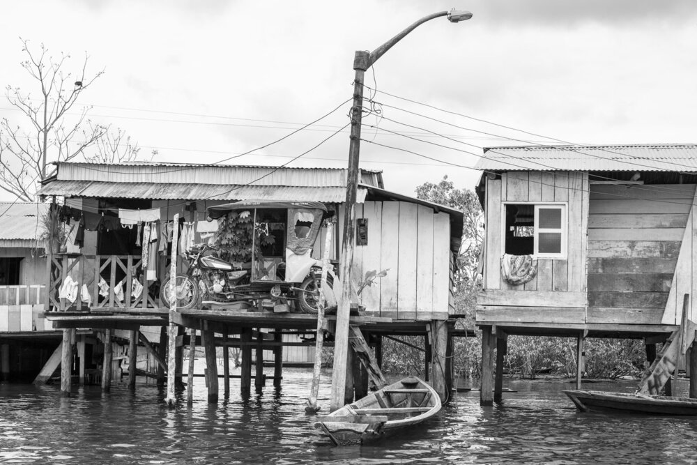 Fotografía en blanco y negro en el pueblo de Belén, Iquitos, Perú.