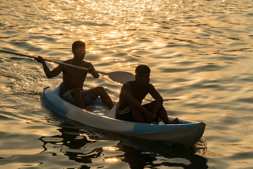 ·       Kayakistas reman al atardecer durante la ora dorada en Lima, Perú.