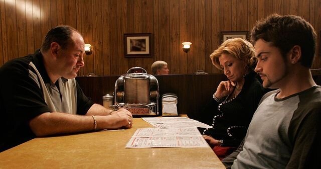 Just read that Sopranos creator David Chase finally slipped up and said that the last scene was a &ldquo;death scene&rdquo; while Journey&rsquo;s Don&rsquo;t Stop simultaneously came on the radio. So weird  http://cos.lv/GTTV50A5byI #sopranos