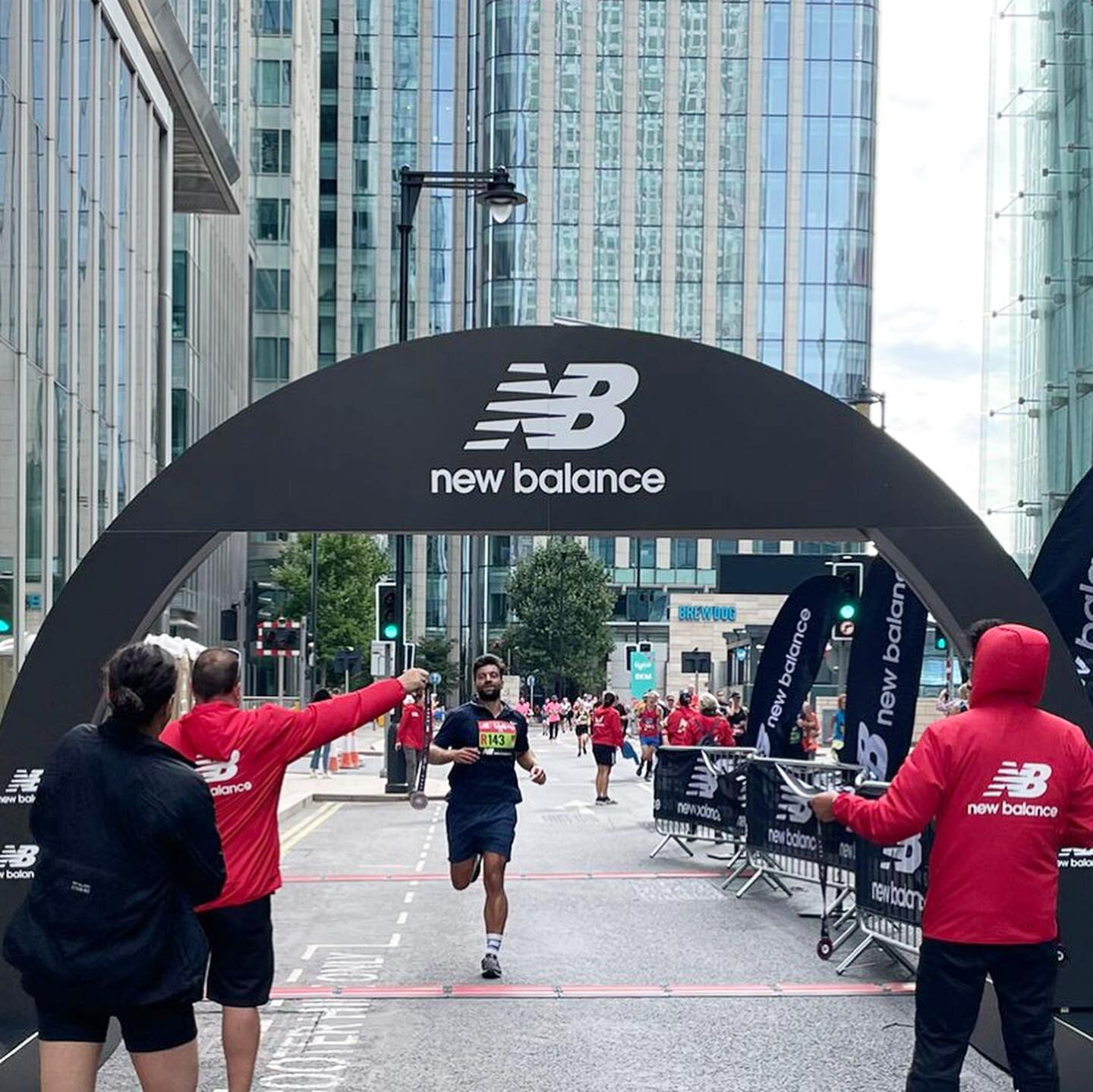 Fantastic Sunday @newbalance @officialbighalf Relay! Excellent work team 😁 
Ps old school treatment for a dead leg&hellip;run it off! 😅
.
.
.
.
#bighalf #newbalance #relay #run #running #london #cityoflondon #towerhill #greenwich #5km #halfmarathon