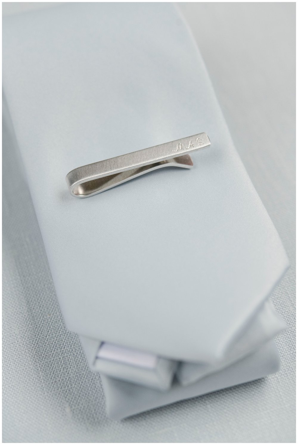 gray tie and clip