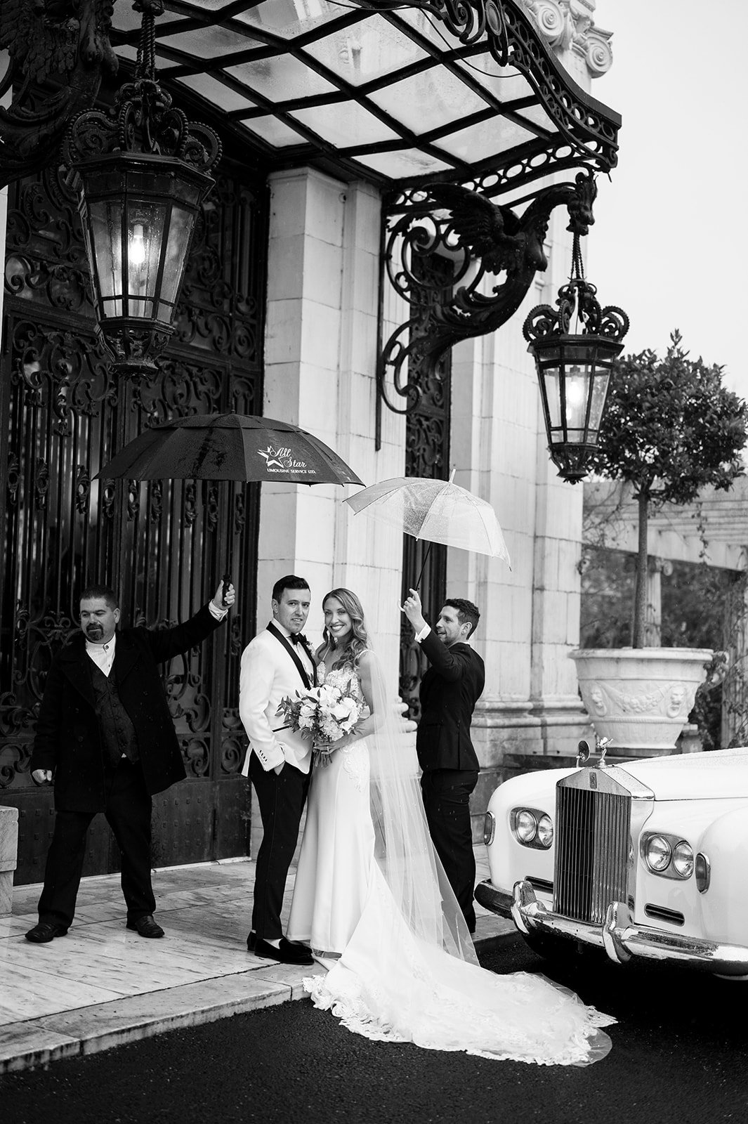  bride and groom photos outside at rosecliff mansion 