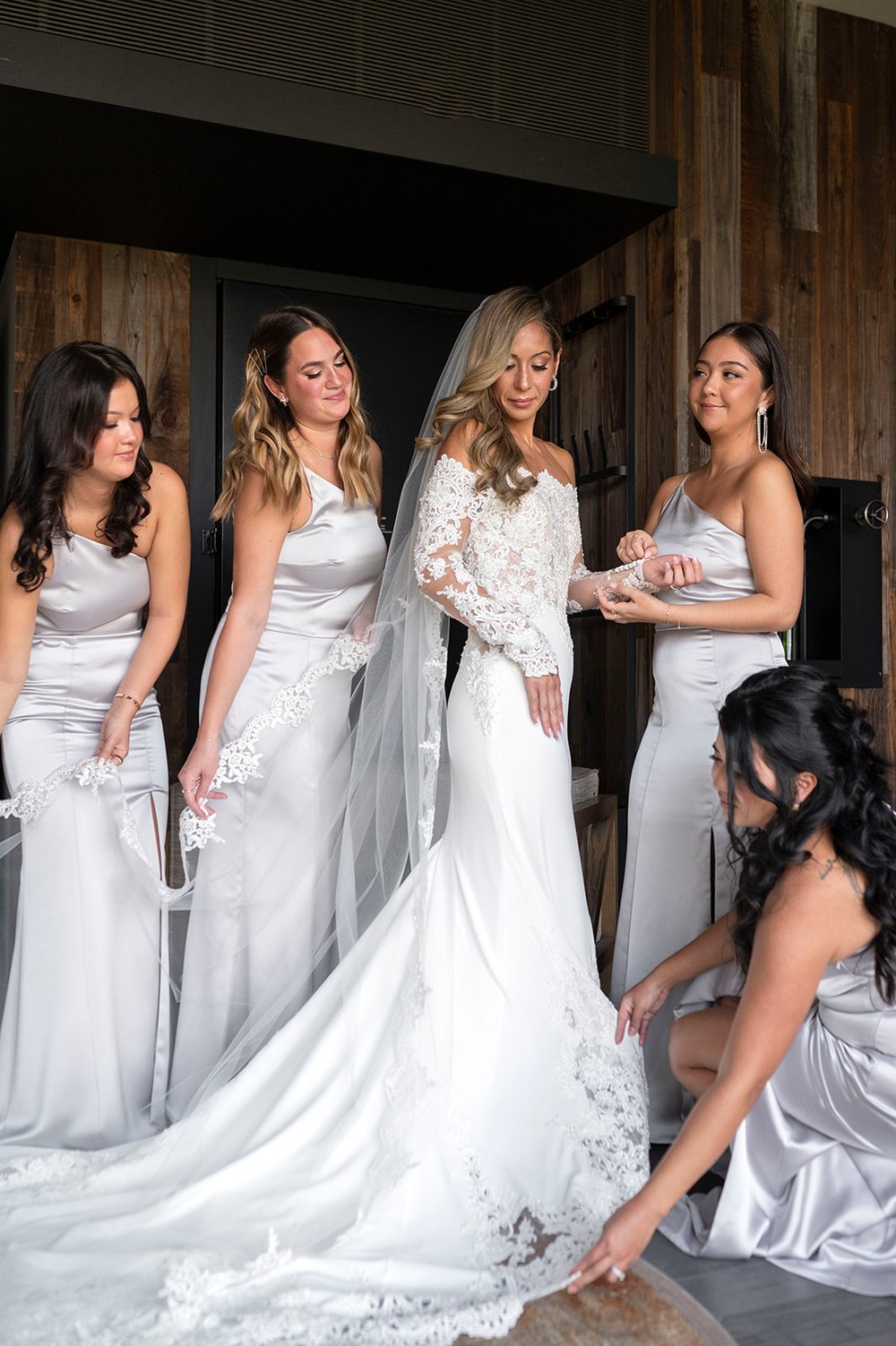  bridal party photos with bridesmaids 