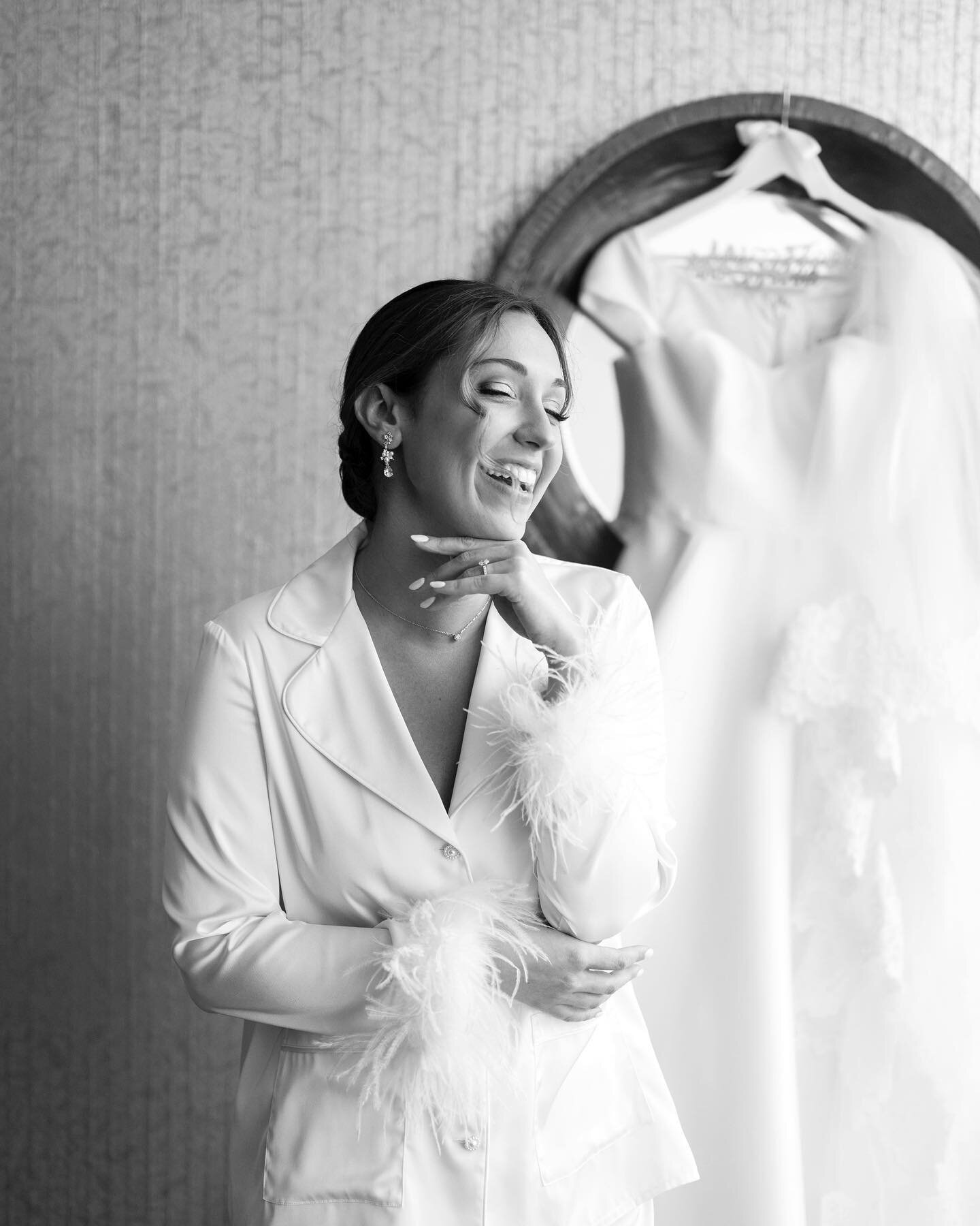 Glamour, feathers and a room full of light and fun!

Caitlin was pure joy on her wedding day. Ladies don't rush your wedding timeline, there will be a lot in the agenda for the day and you should enjoy every moment. Leave enough time to be present an