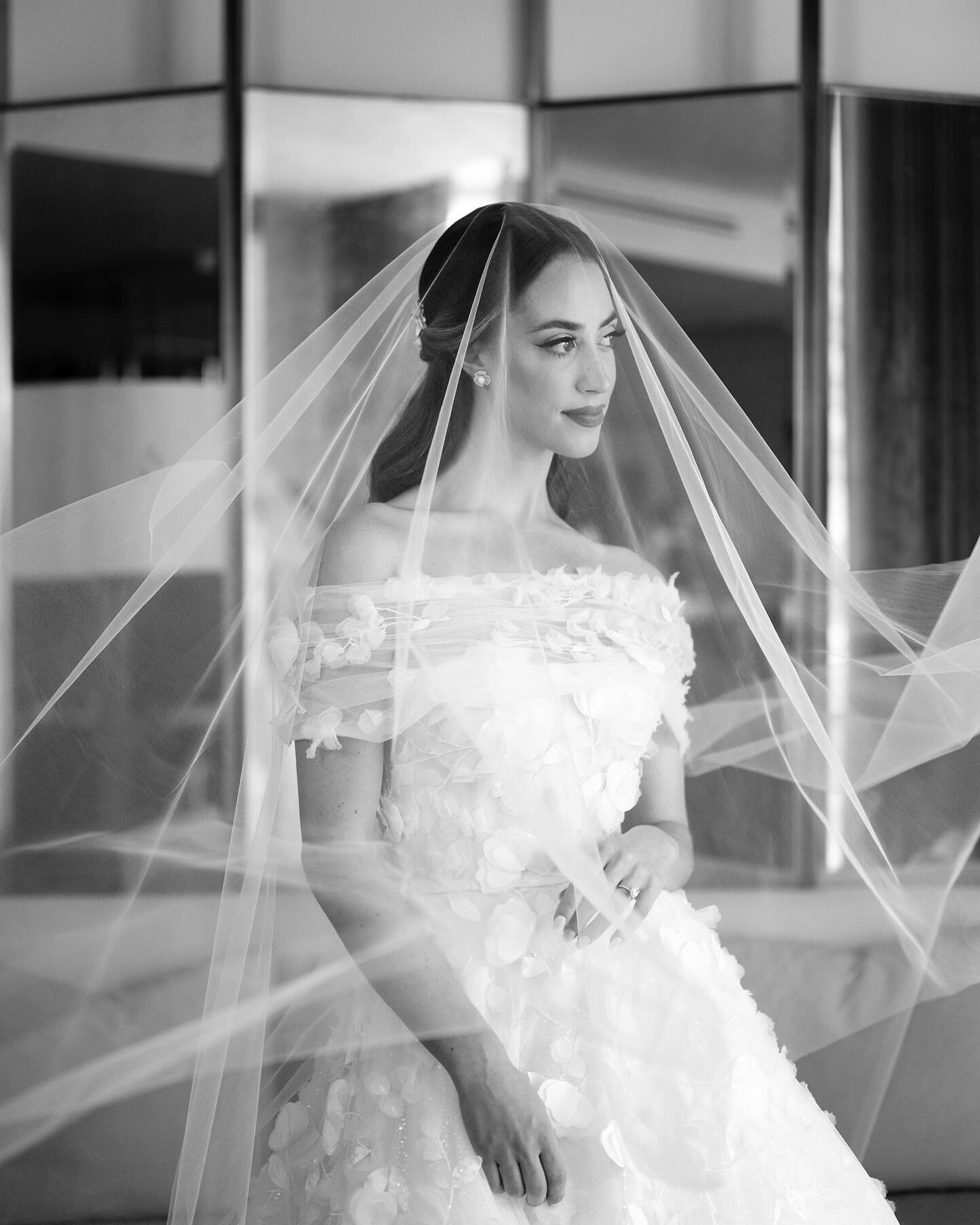 A Heart Full of Love, a Day Full of Joy: Deanna's Wedding getting ready at The St. Regis was intima

Deanna's wedding day unfolds with love, laughter, and pure anticipation! These photos capture the magic of getting ready at the stunning St. Regis Ba