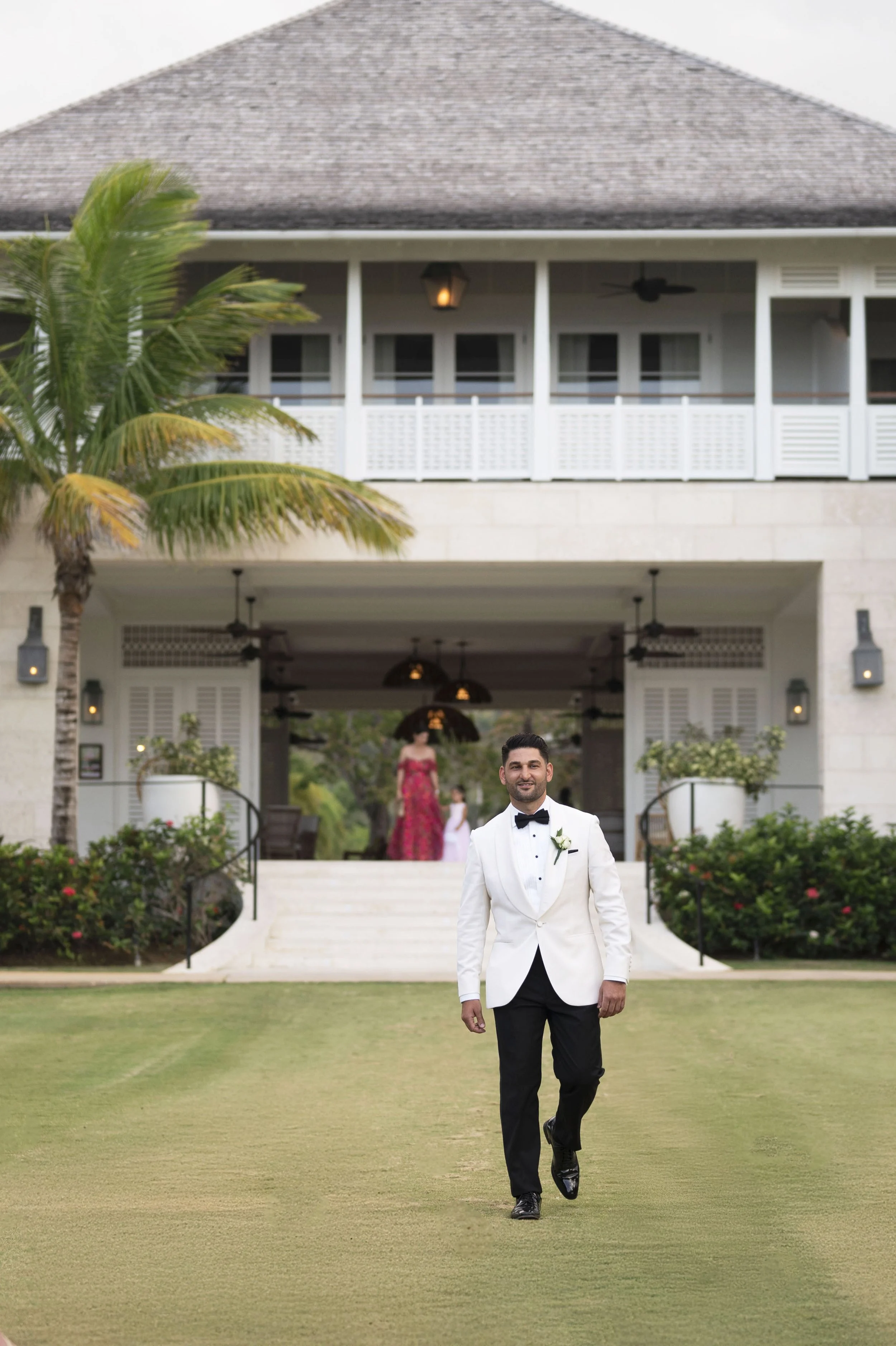 groom walking down the isle.