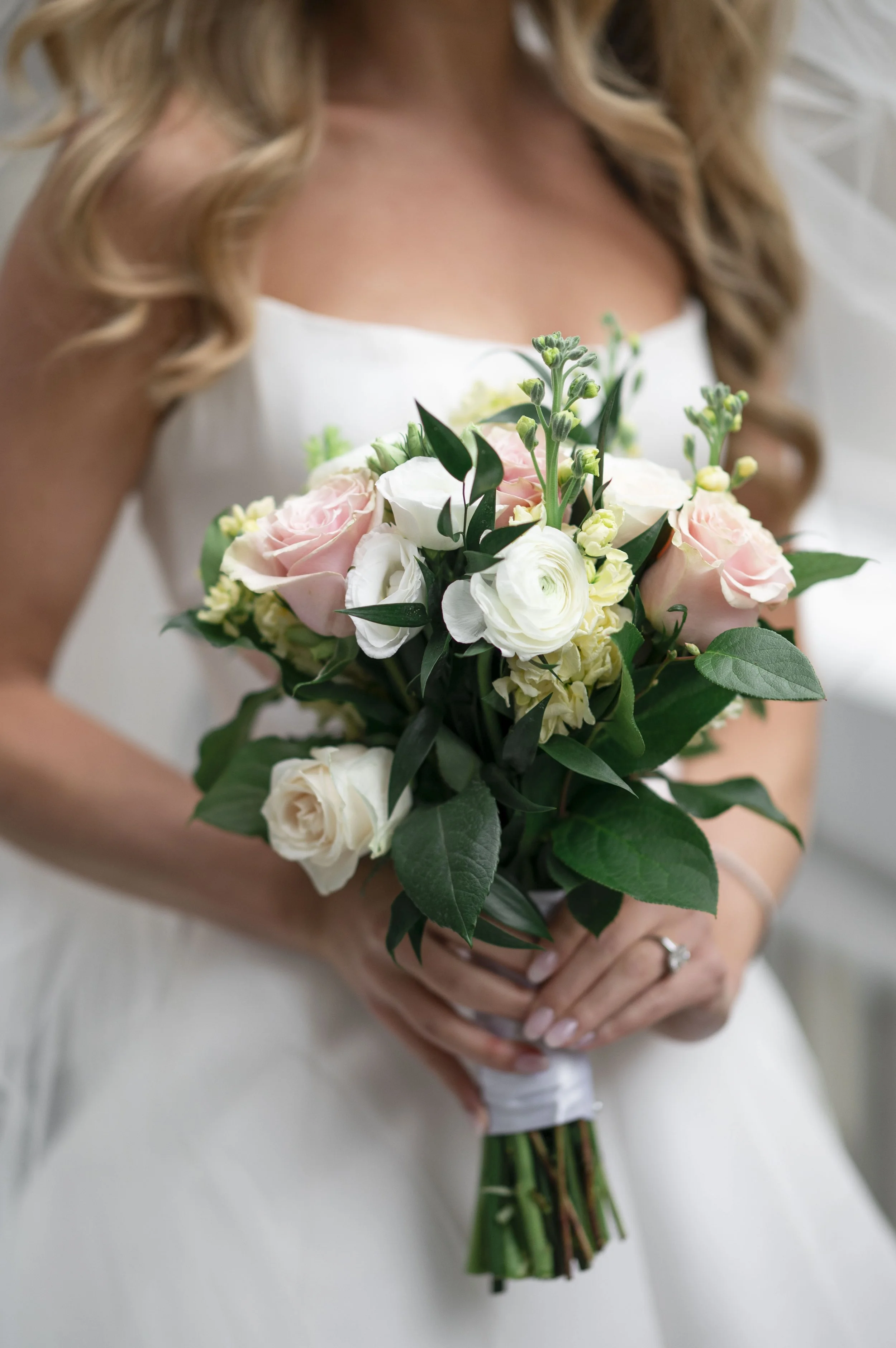 detail of a bouquet being hold by a bride